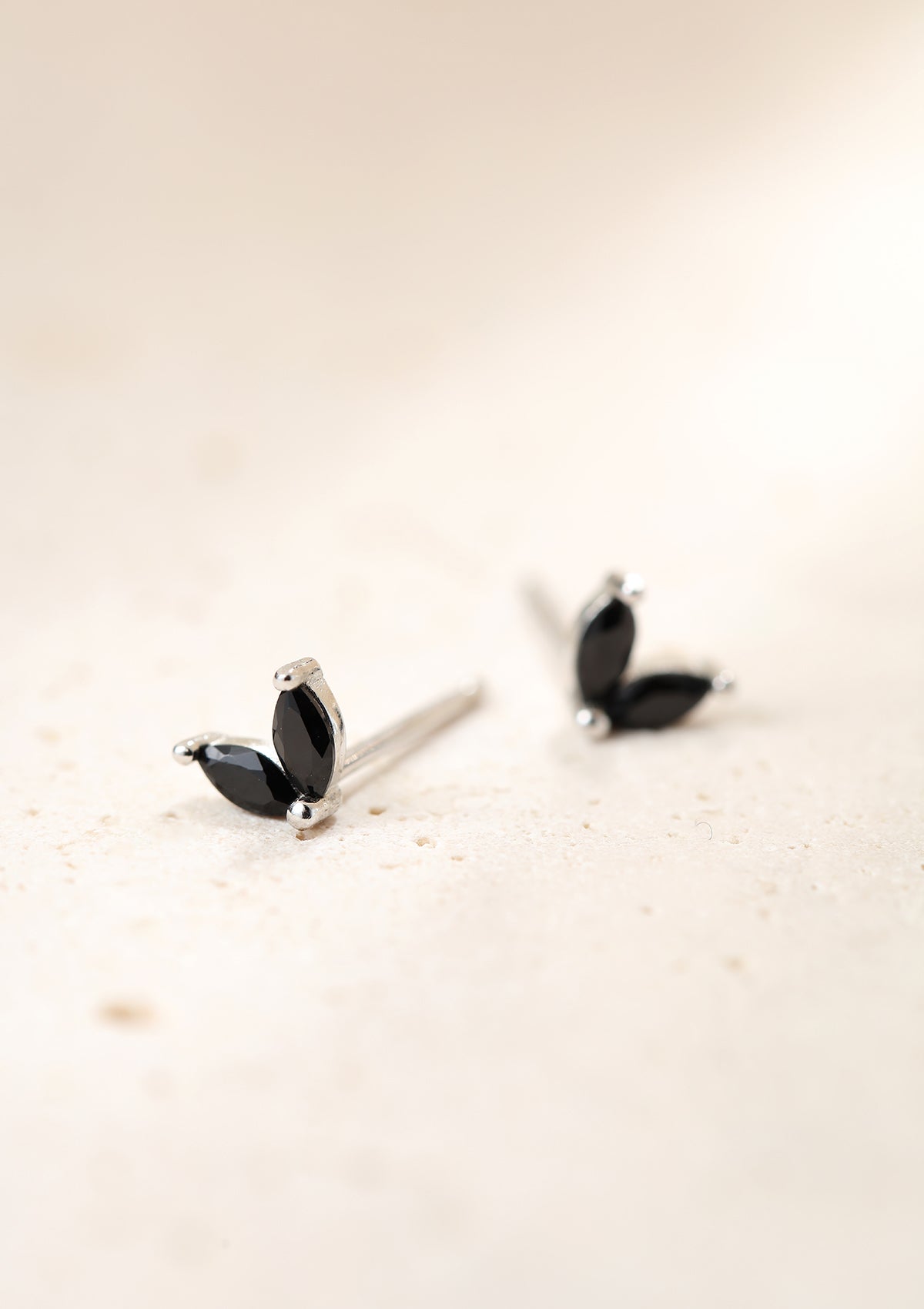 Schwarze Zirkonia Leuchtkäfer Ohrstecker aus Sterlingsilber