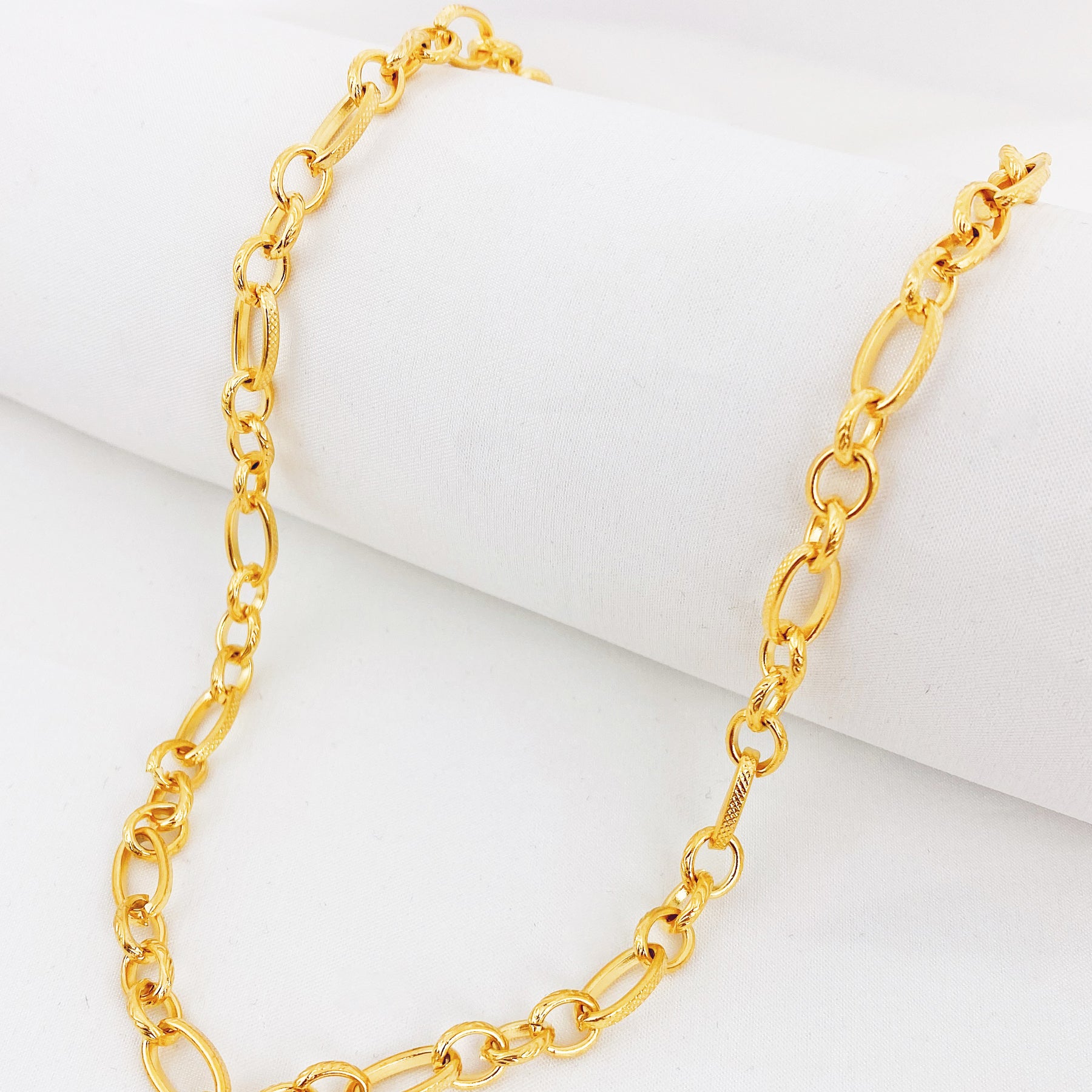 Collar Grueso de Cadena Fígaro Ovalada en Oro