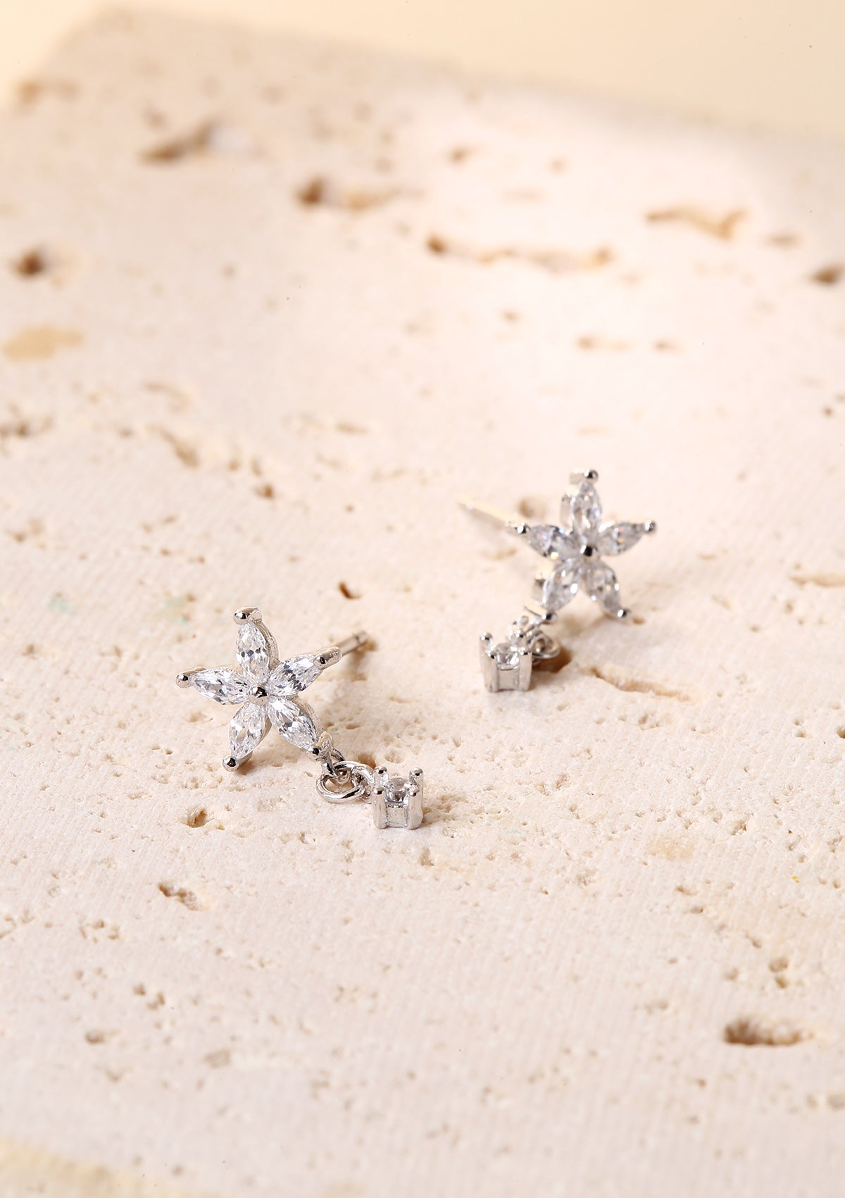 Gänseblümchen Ohrstecker mit Zirkon Anhänger aus Sterlingsilber