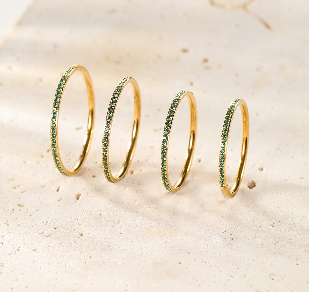 Dünner Band Ring mit grünen Edelsteinen in Gold