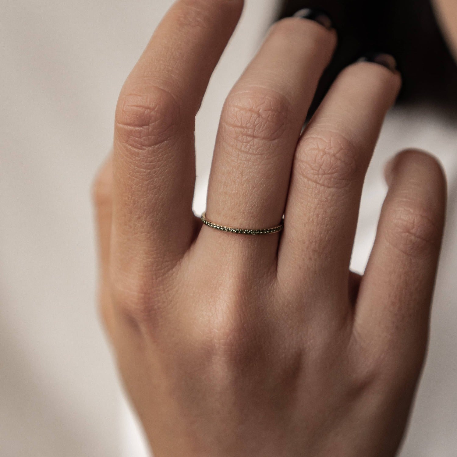 Dünner Band Ring mit grünen Edelsteinen in Gold