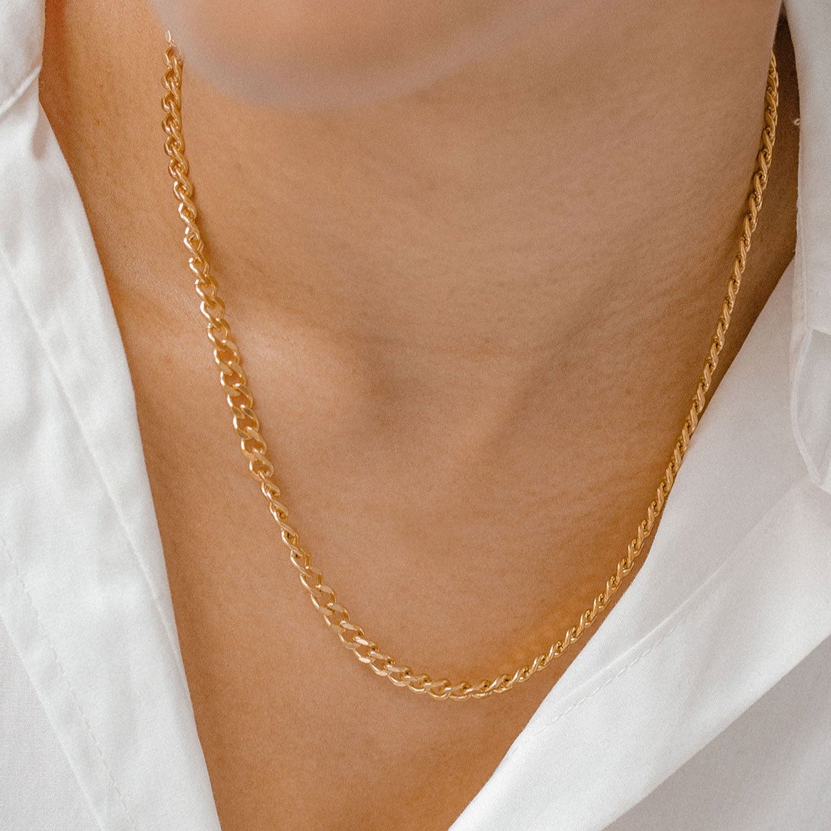 Collar de Cadena Gruesa Tipo Bordillo en Oro