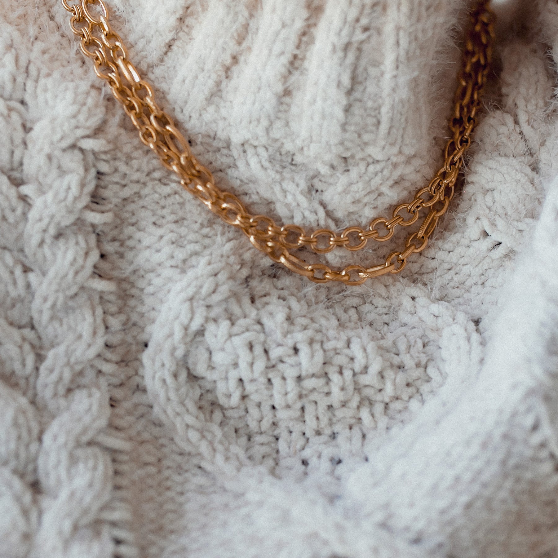 Collar Grueso de Cadena Fígaro Ovalada en Oro