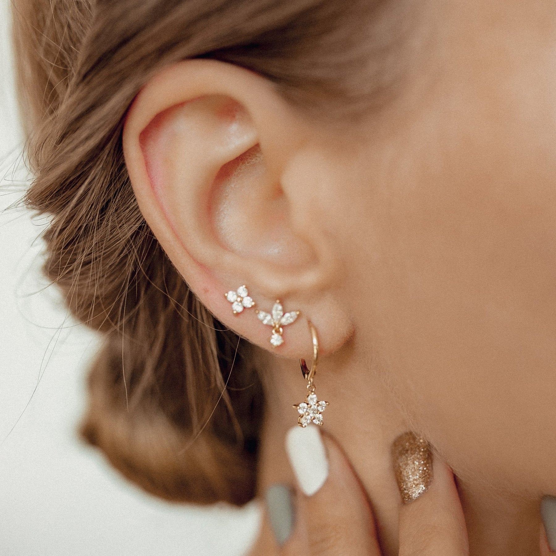 Pendientes Huggie Florecilla Plata de Ley 925 en Oro