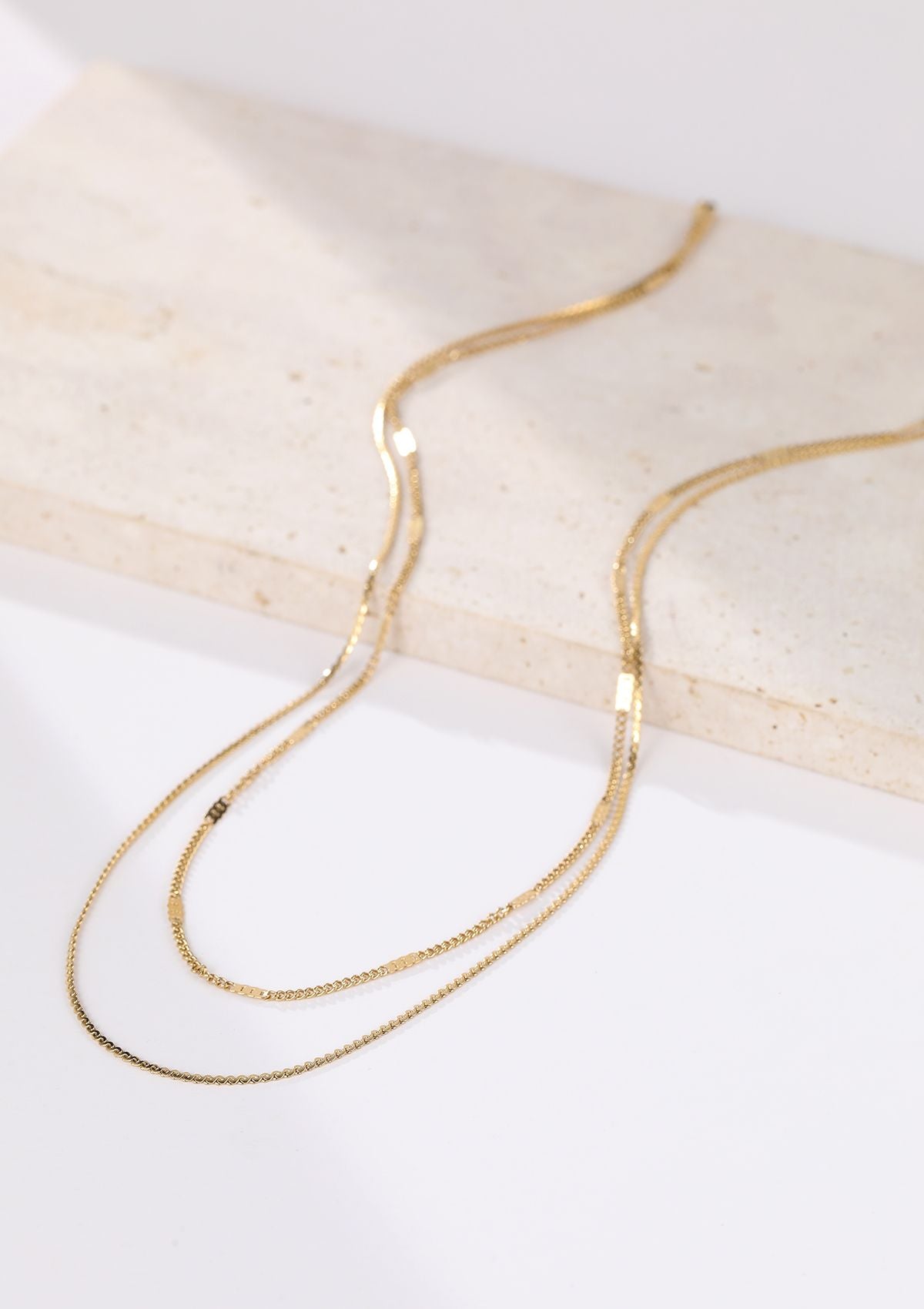 Mix von Kabelkette und Kugelkette in Gold