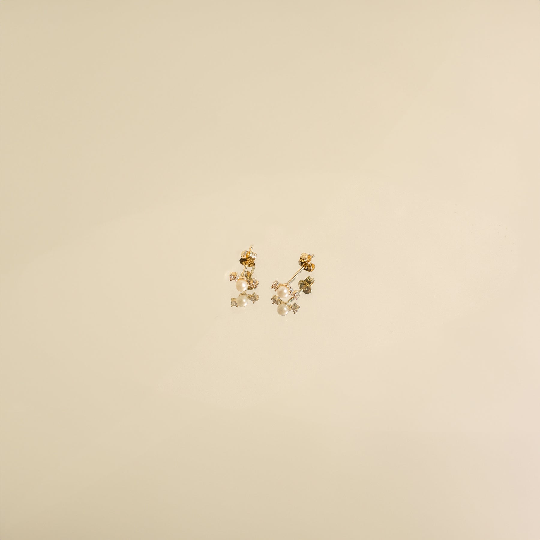 Pendientes Botón Perla Nuevos Comienzos en Oro Macizo 14K