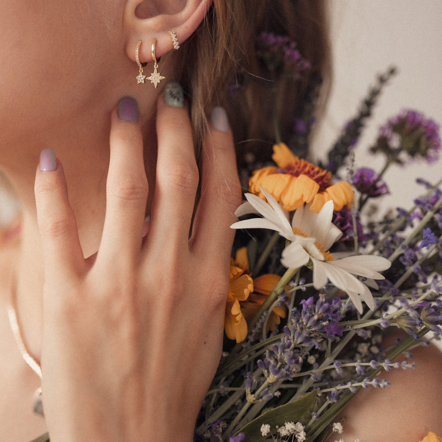Pendientes Huggie de Estrella Polar Plata de Ley 925 en Oro