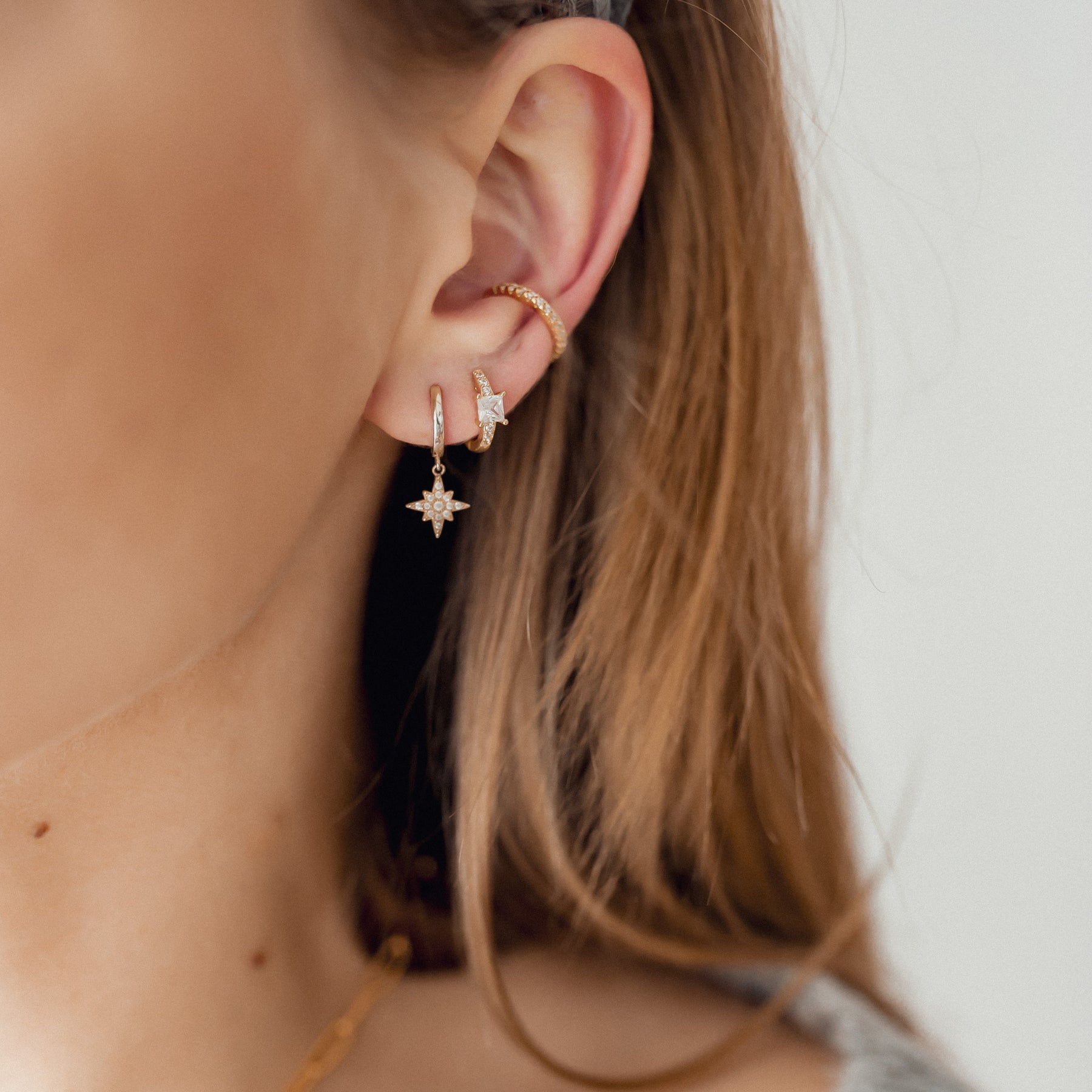 Pendientes Huggie de Estrella Polar Plata de Ley 925 en Oro