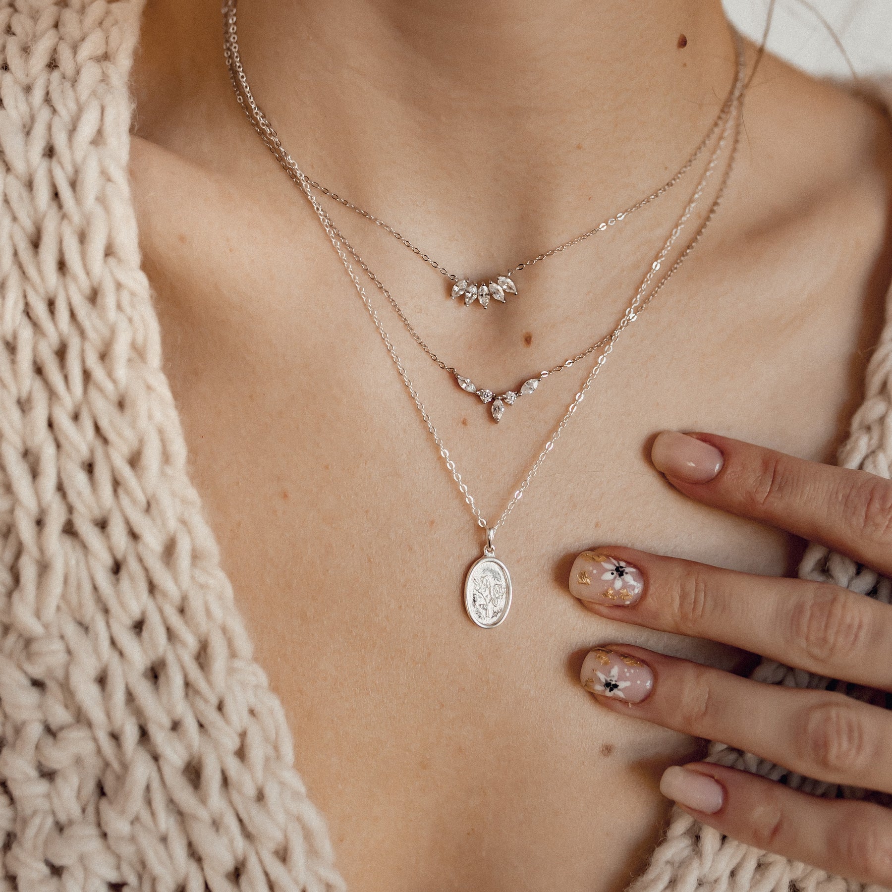 Ovaler Anhänger mit Rose Sterlingsilber