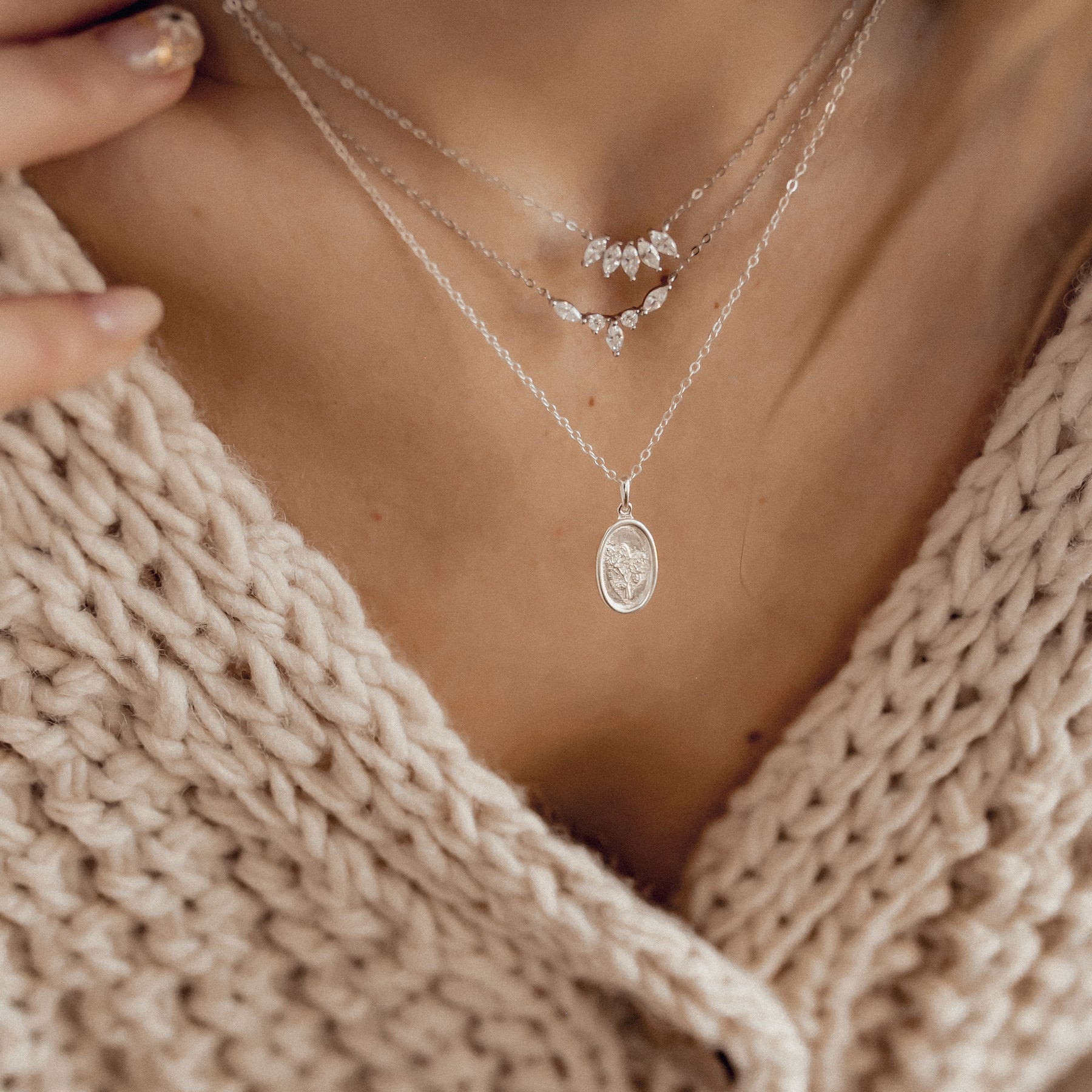 Ovaler Anhänger mit Rose Sterlingsilber