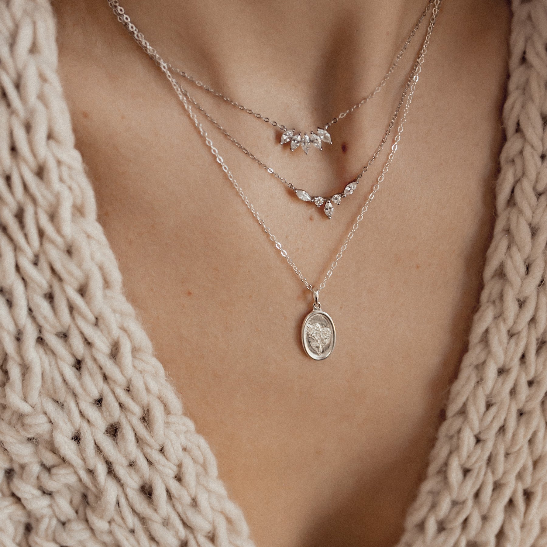 Ovaler Anhänger mit Rose Sterlingsilber