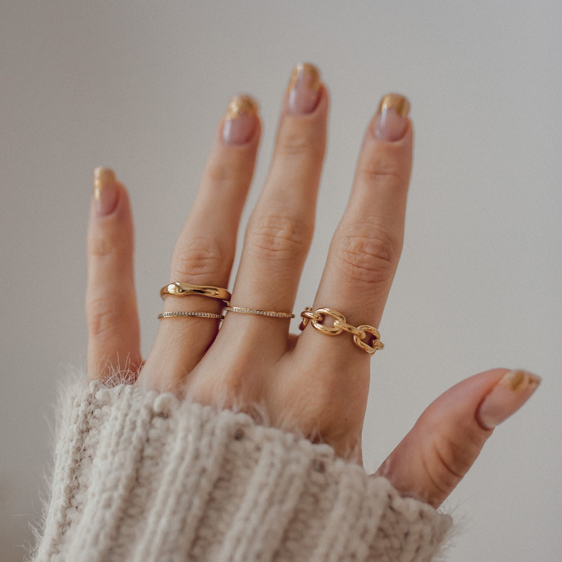 Slim Wavy Band Ring Gold