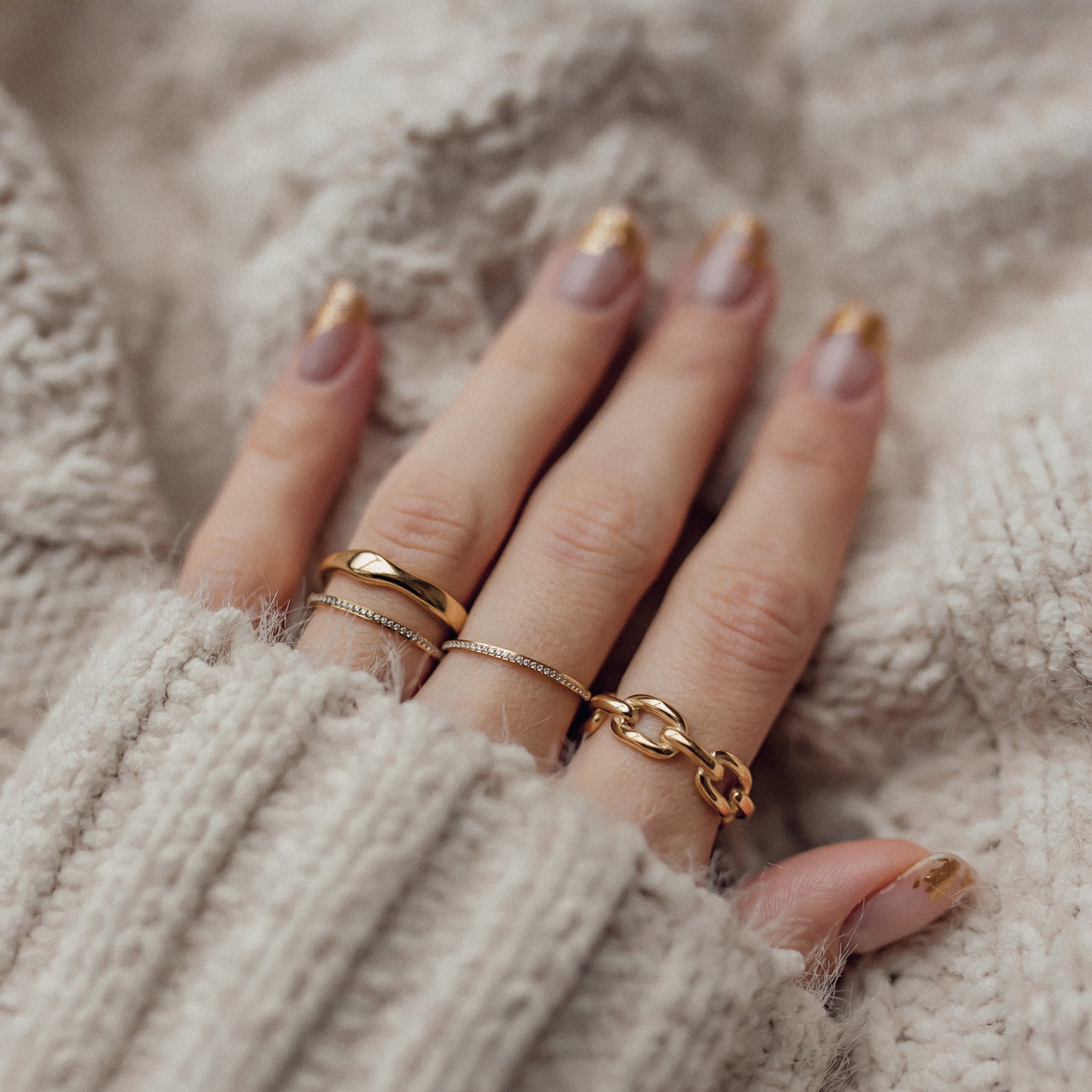 Slim Wavy Band Ring Gold