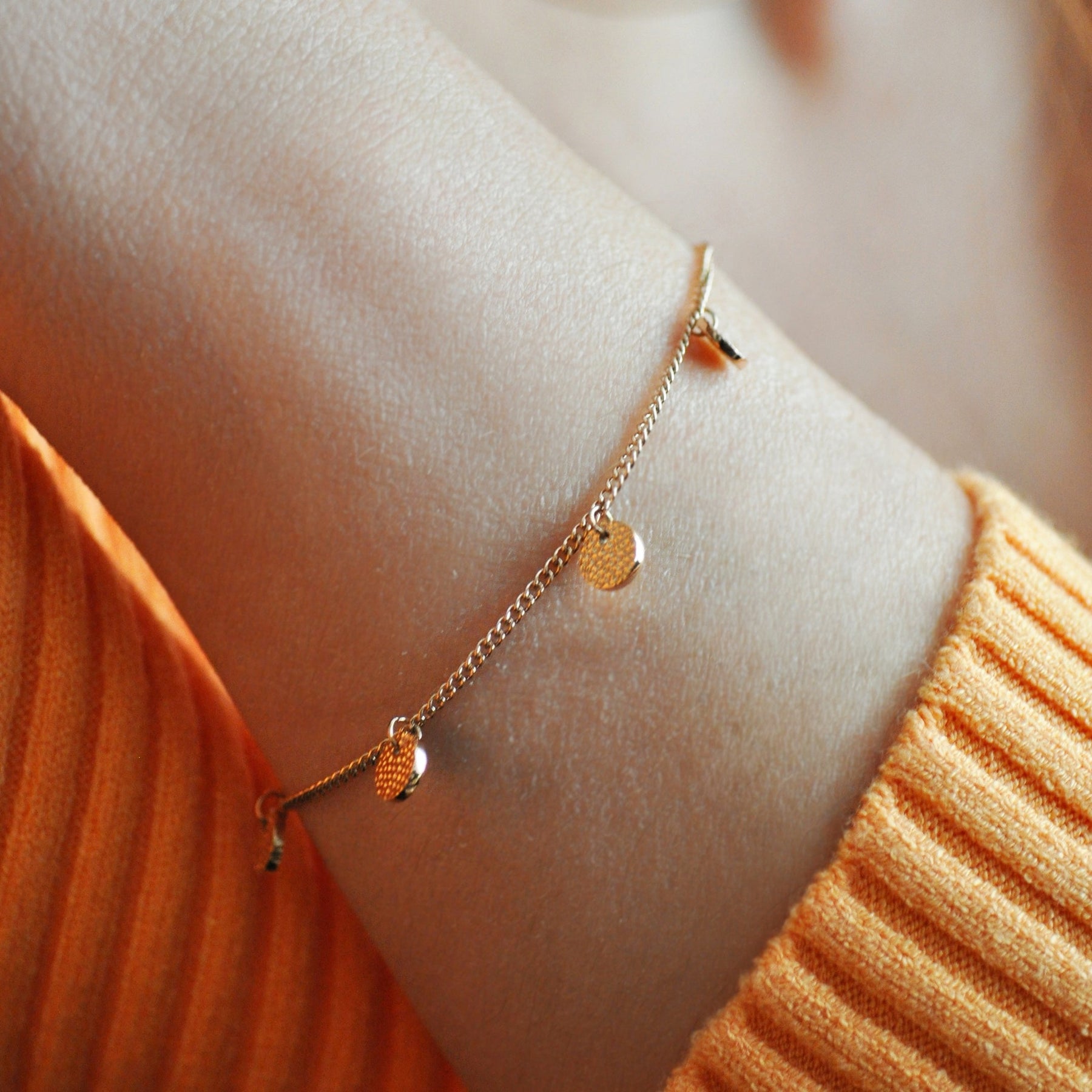 Brazalete Texturizado de Círculo en Oro