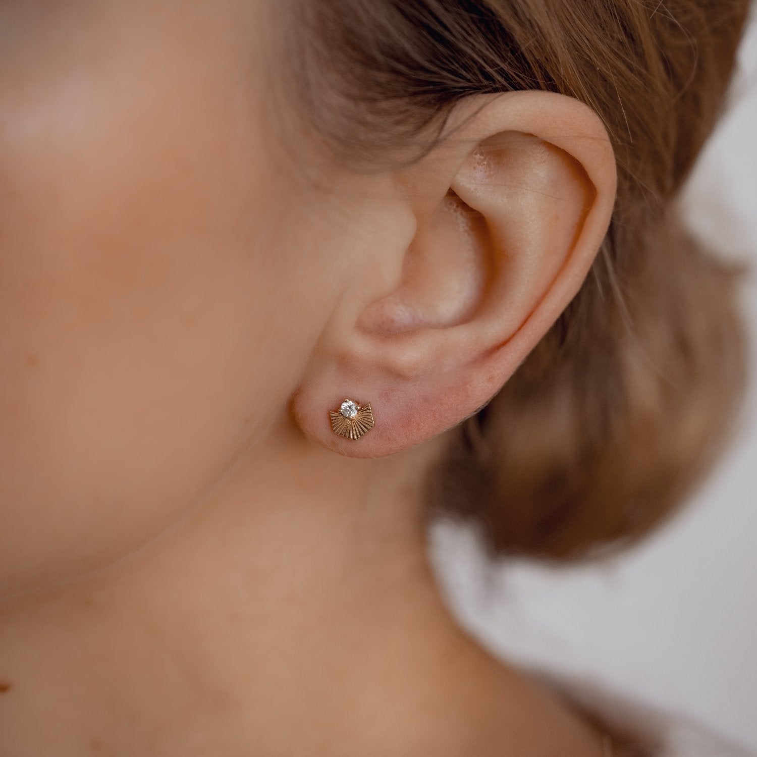 Pendientes Botón Vibrance Oro Macizo 14K