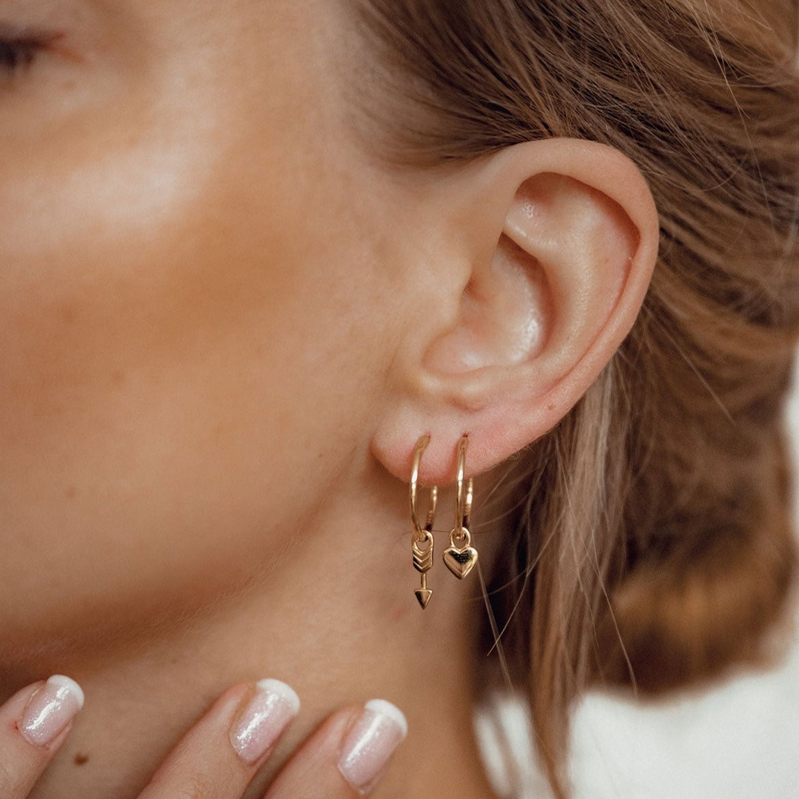 Herz und Pfeil Charm Creolen aus Sterlingsilber in Gold