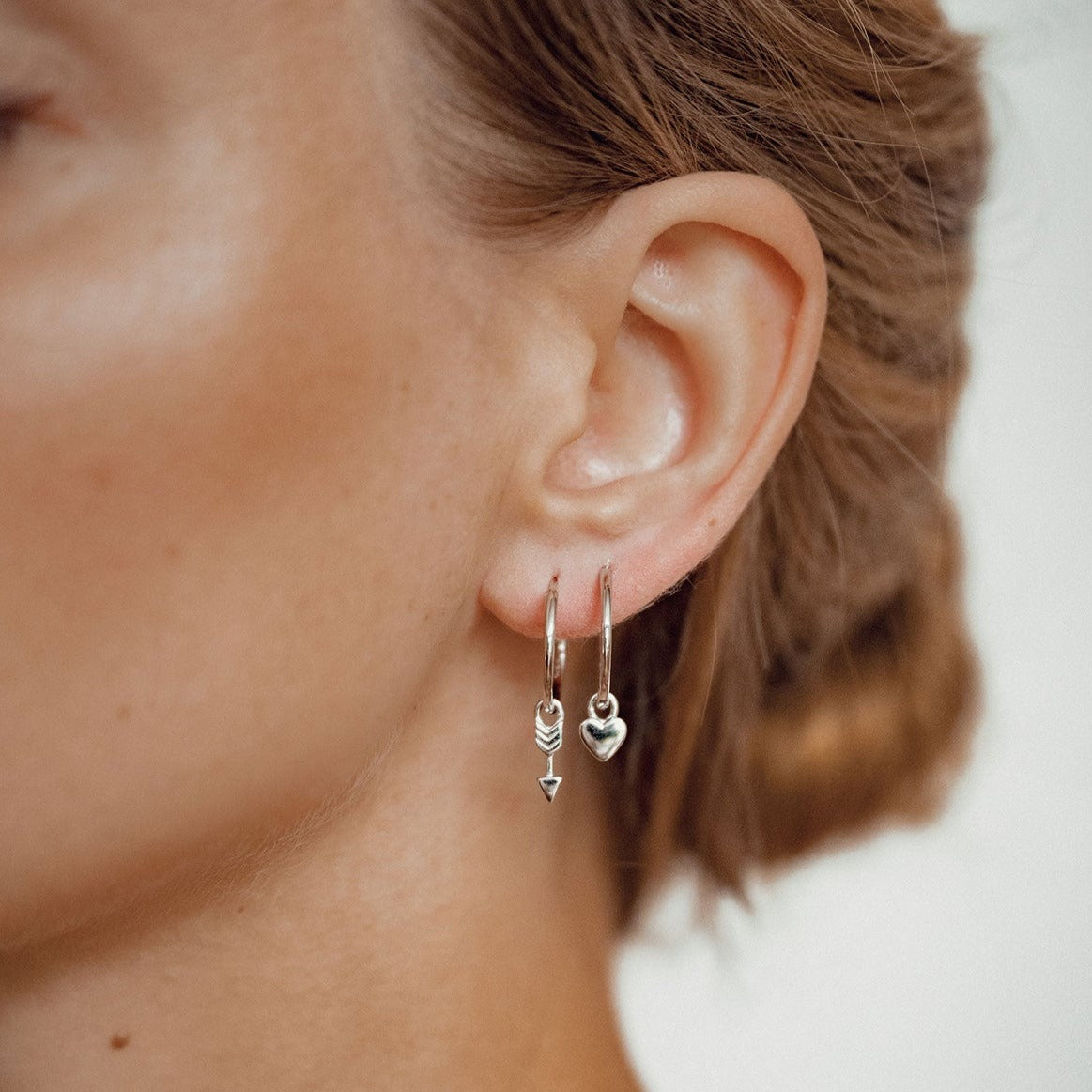 Herz und Pfeil Charm Creolen aus Sterlingsilber
