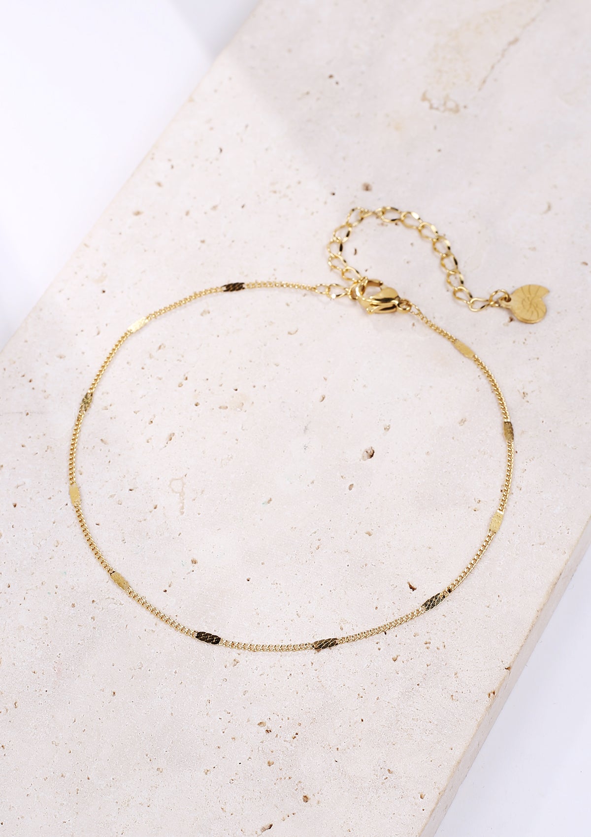 Abgeflachte Fußkette im Panzerkette-Design in Goldfarbe