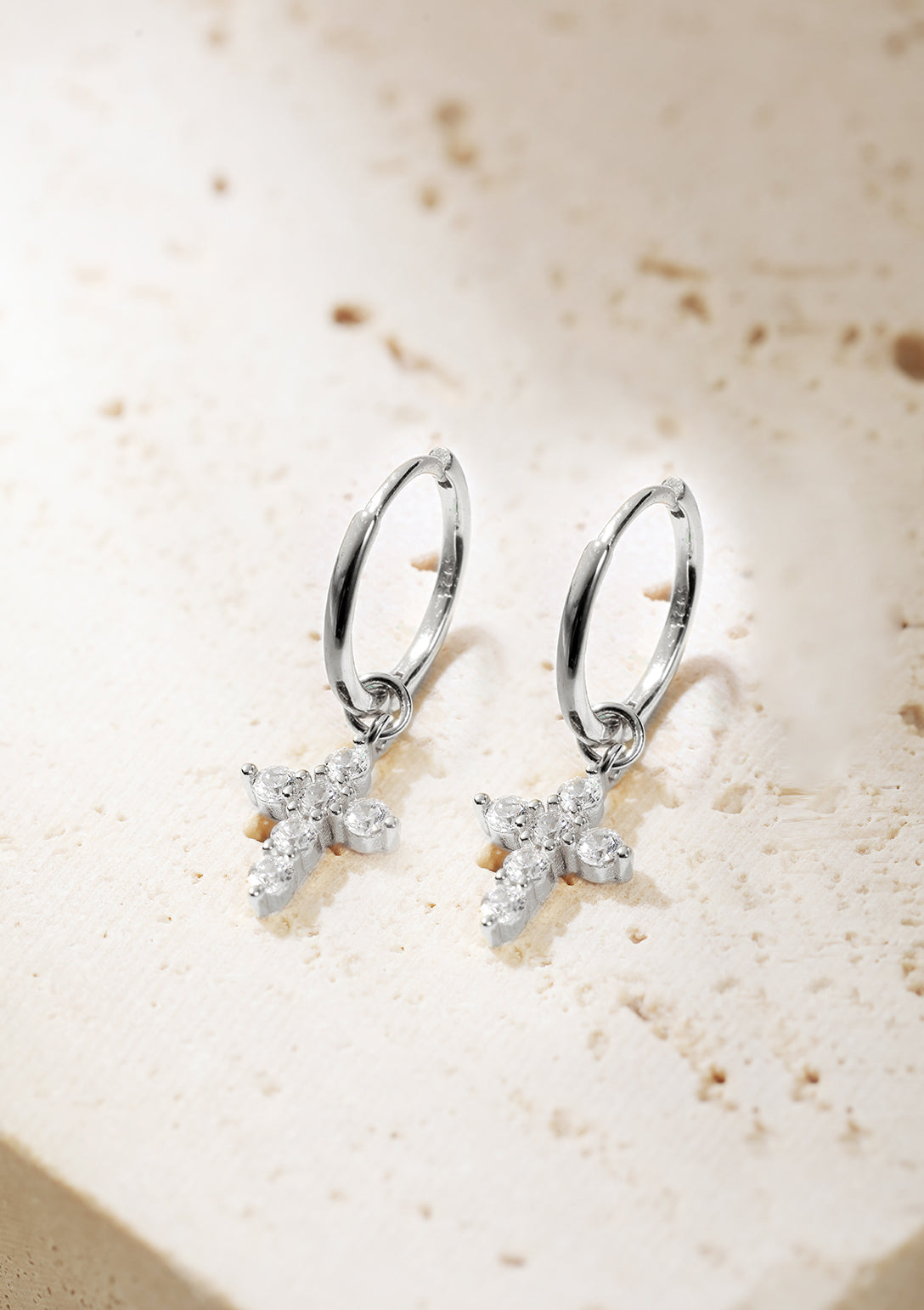 Pendientes Aro Charm Cruz Plata de Ley 925