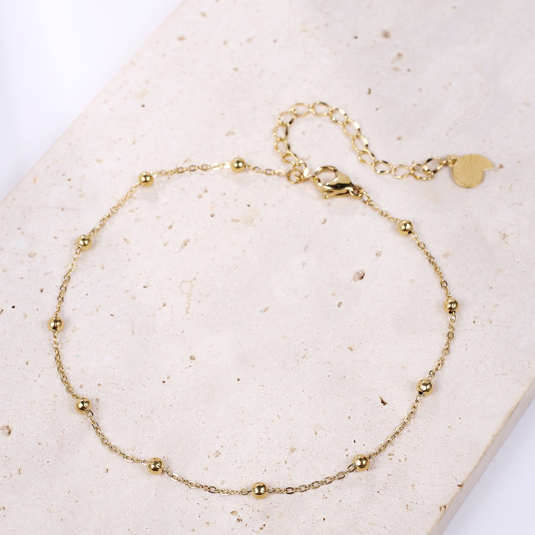 Filigrane Fußkette mit Kugeln in Goldfarbe