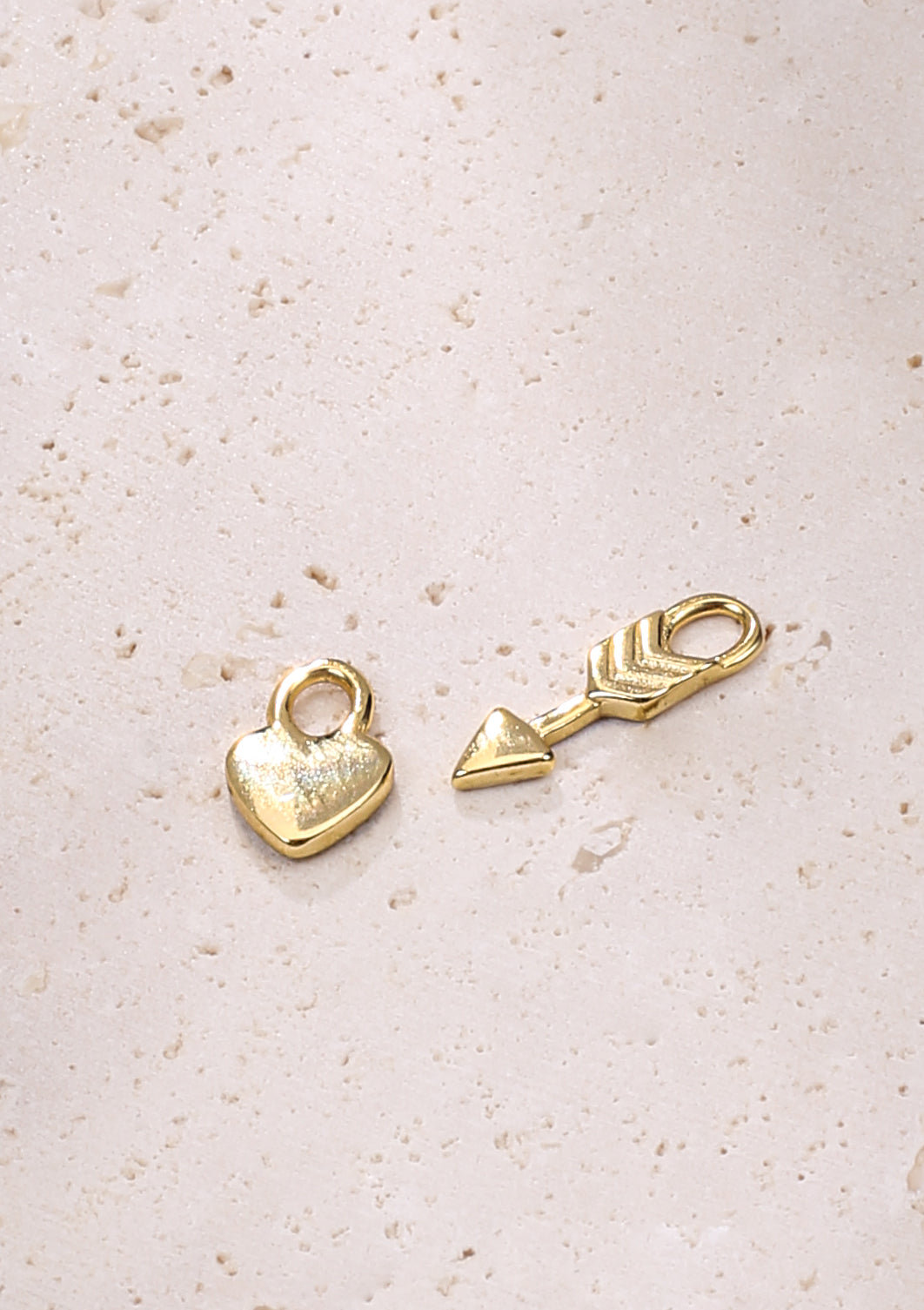 Herz und Pfeil Charm Creolen aus Sterlingsilber in Gold