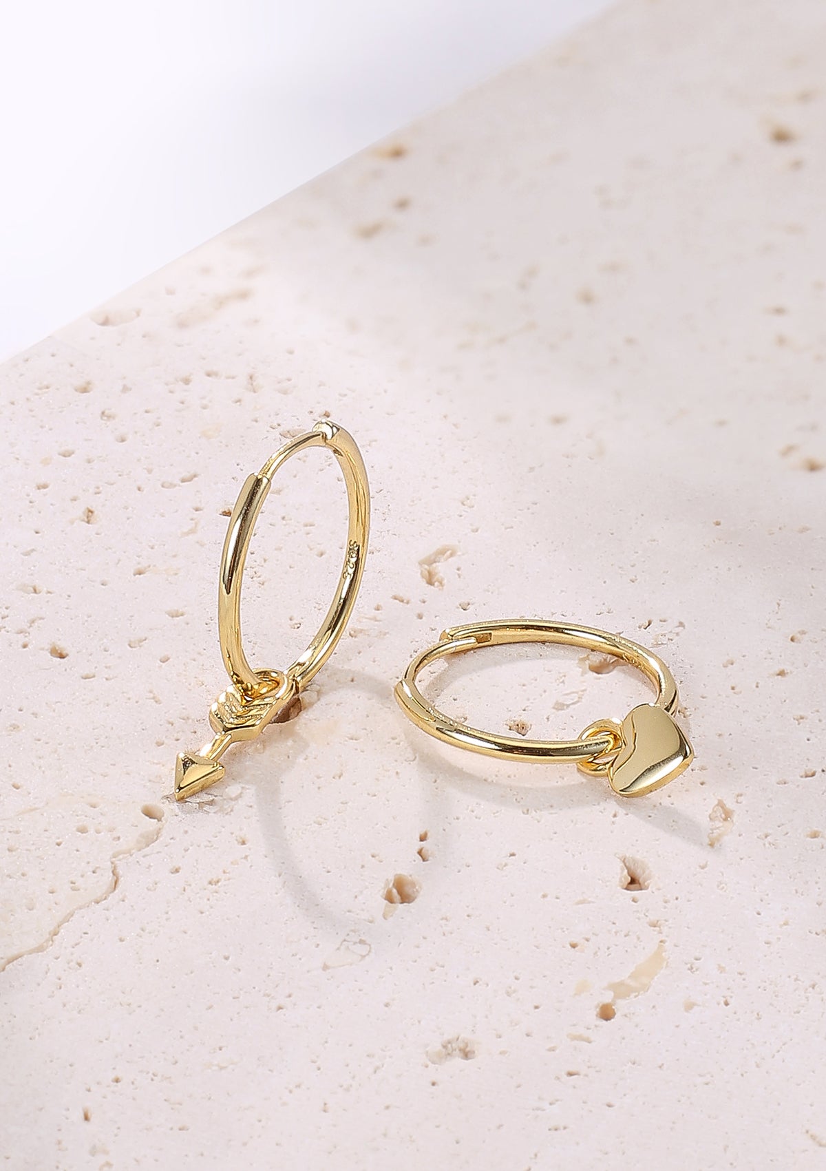 Herz und Pfeil Charm Creolen aus Sterlingsilber in Gold