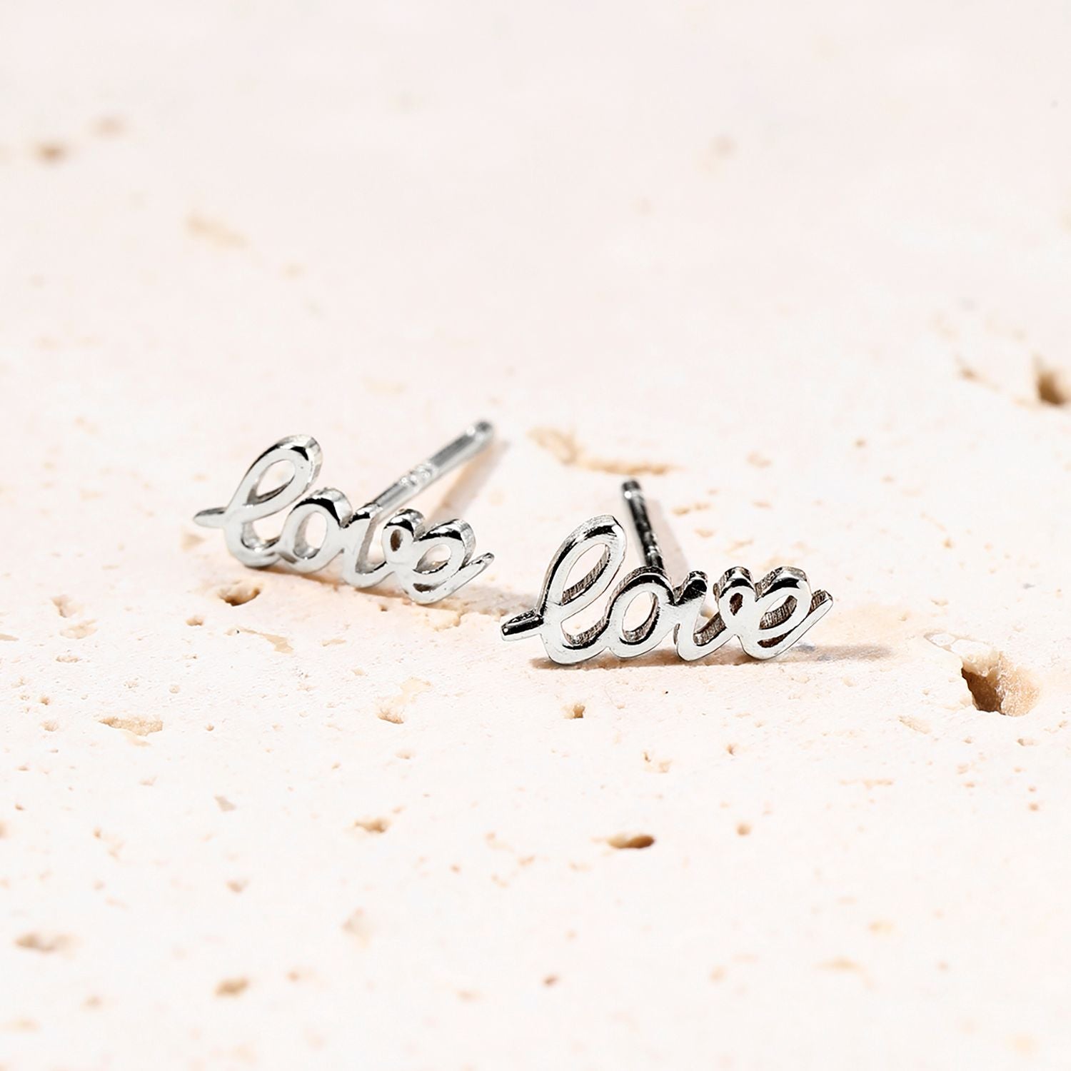 Love Script Ohrstecker aus Sterlingsilber in Gold