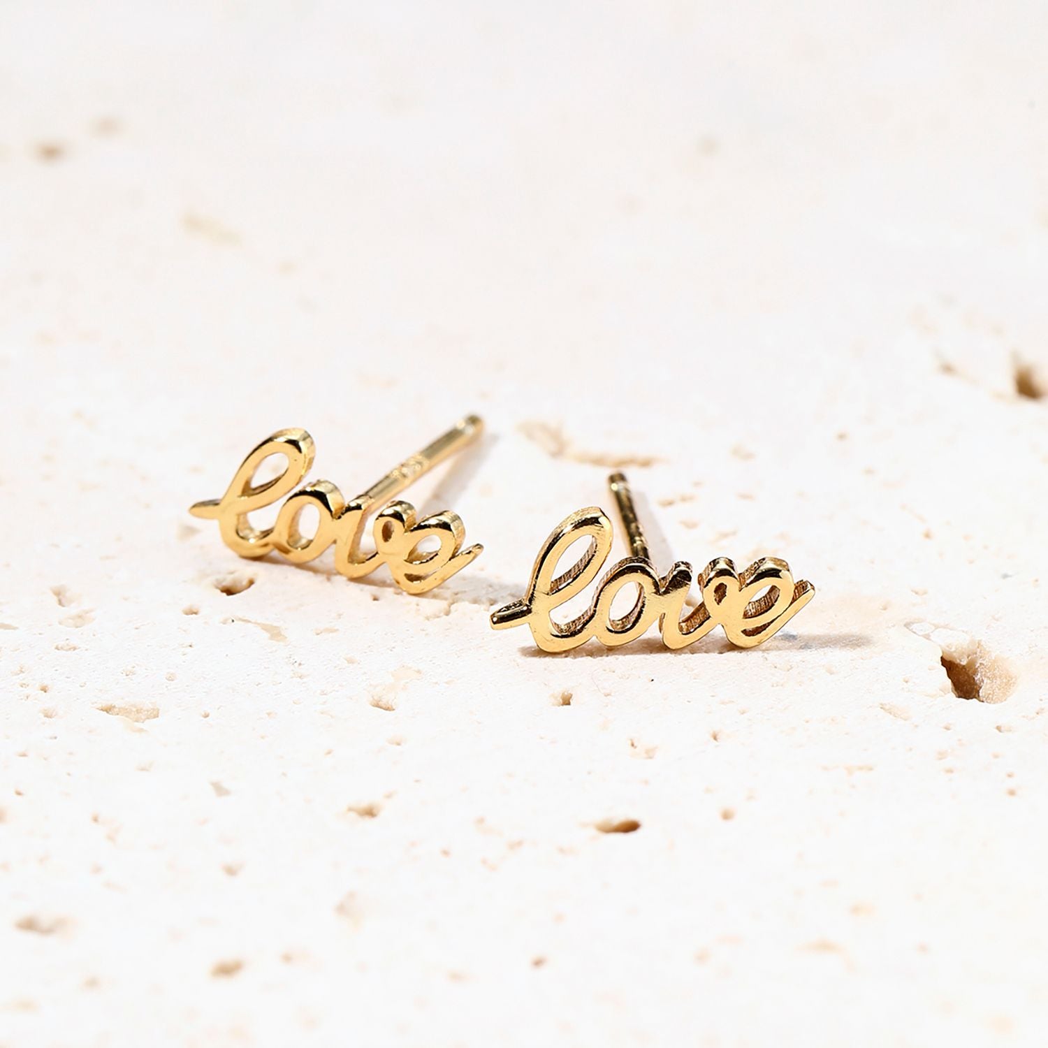 Love Script Ohrstecker aus Sterlingsilber in Gold
