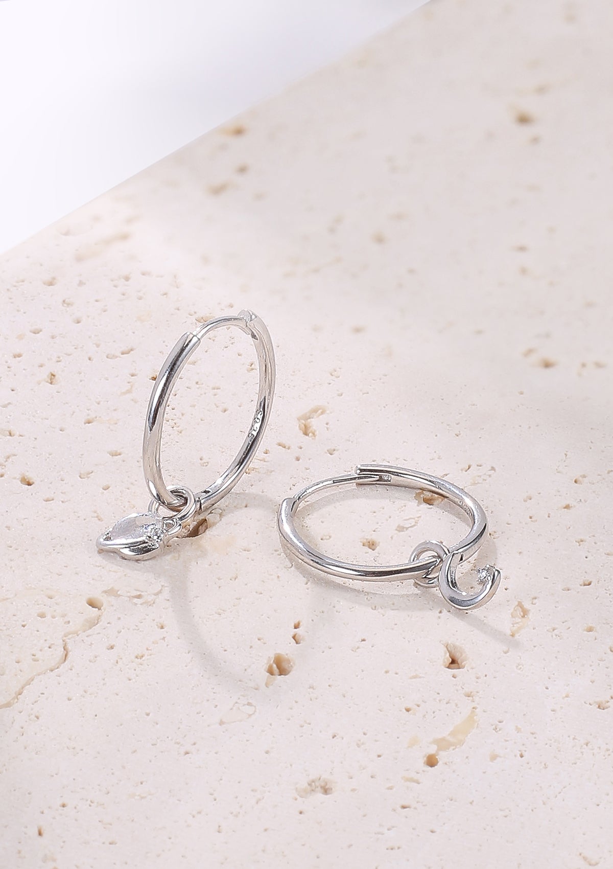 Mond und Planet Charm Creolen aus Sterlingsilber
