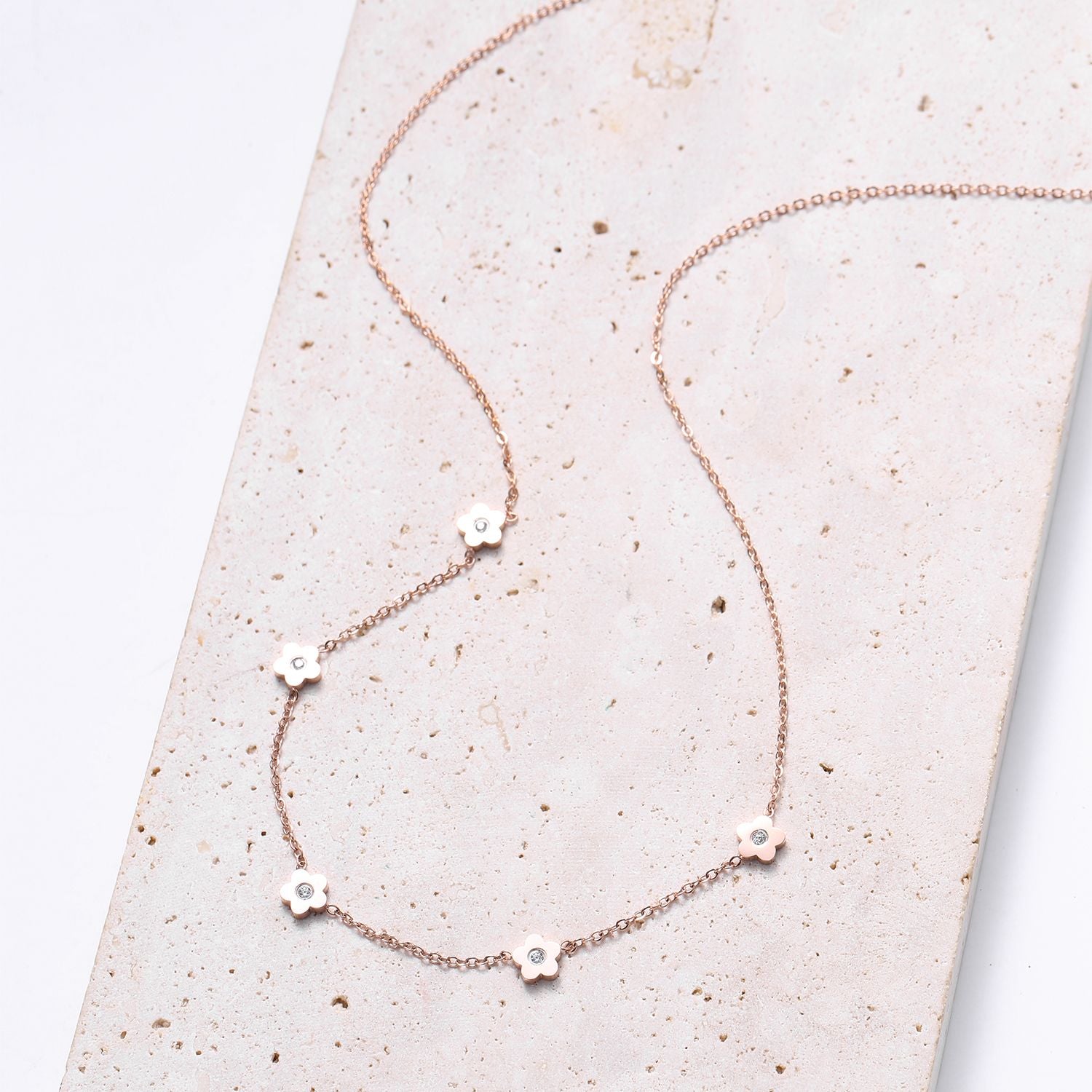 Zierliche Blume Charm Kette in Roségold