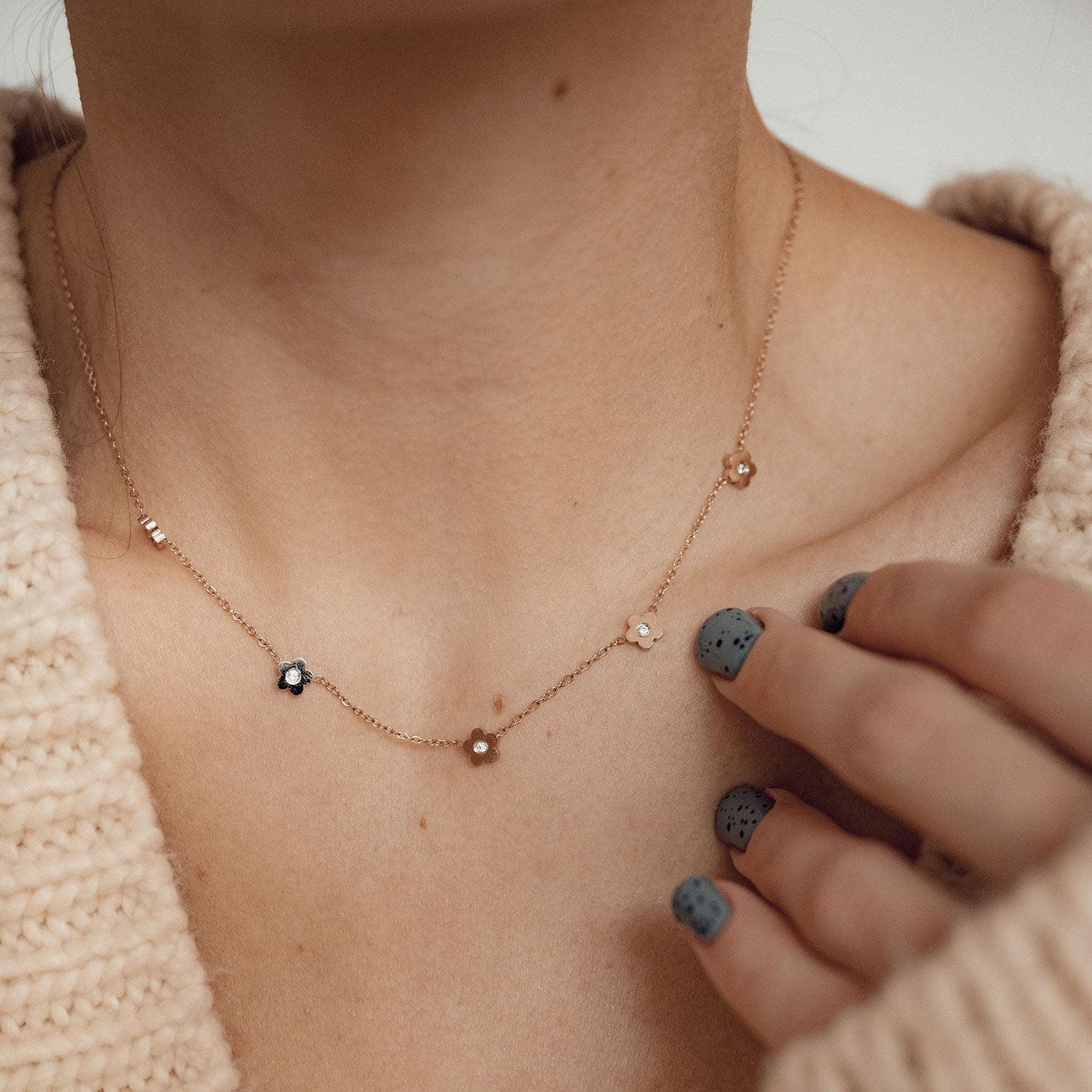 Zierliche Blume Charm Kette in Roségold