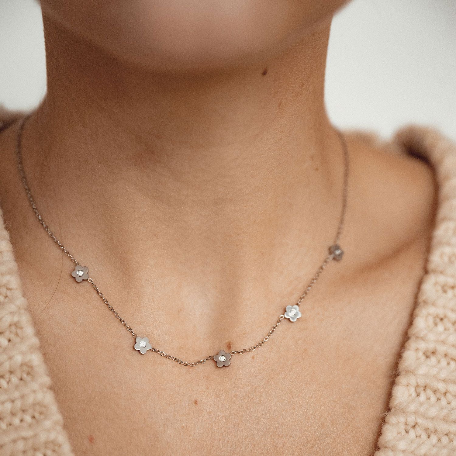 Zierliche Blume Charm Kette in Silber