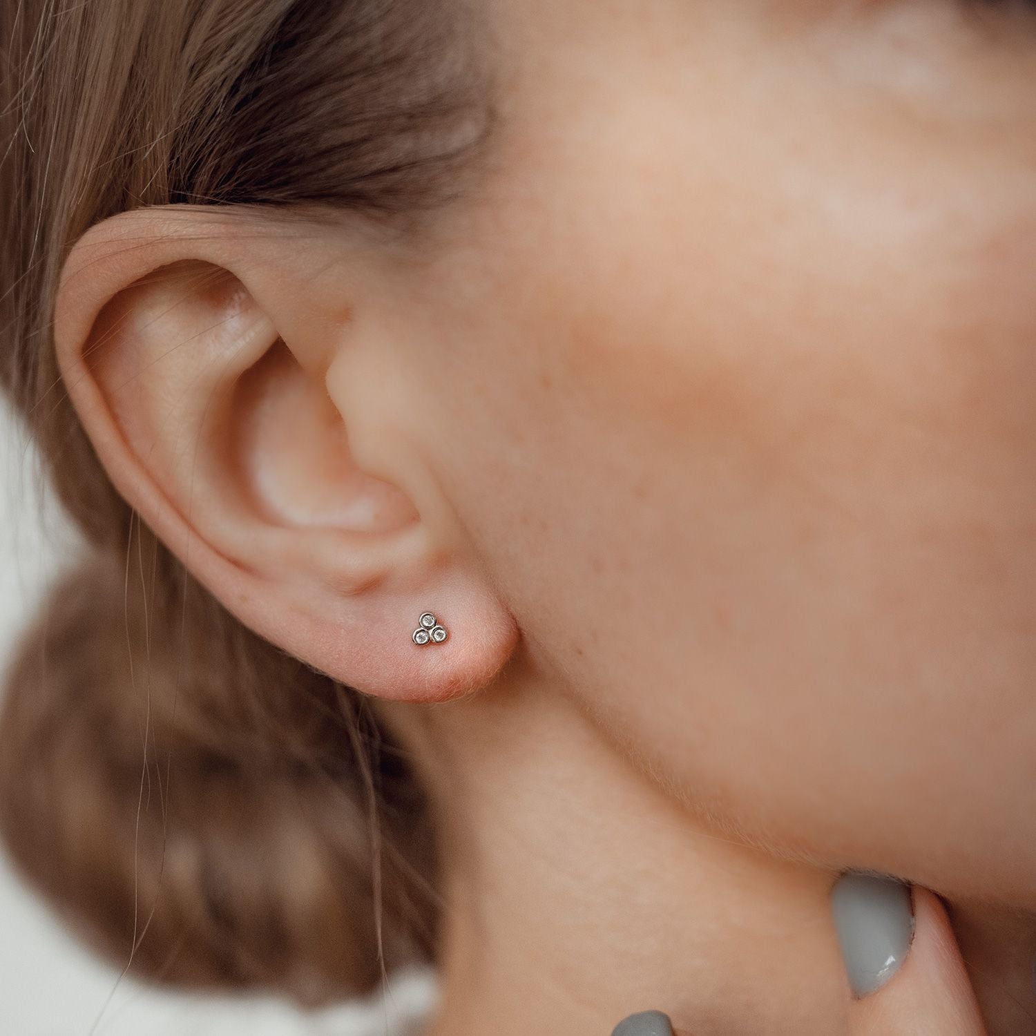 Weiße Triad Ohrstecker aus Sterlingsilber