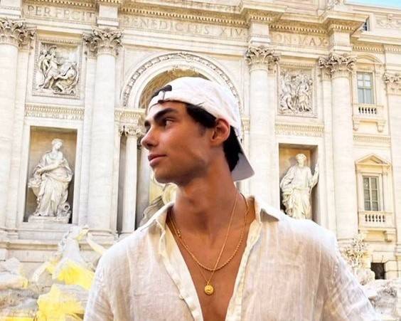 The Complete Guide to Men's Gold Jewelry Trends