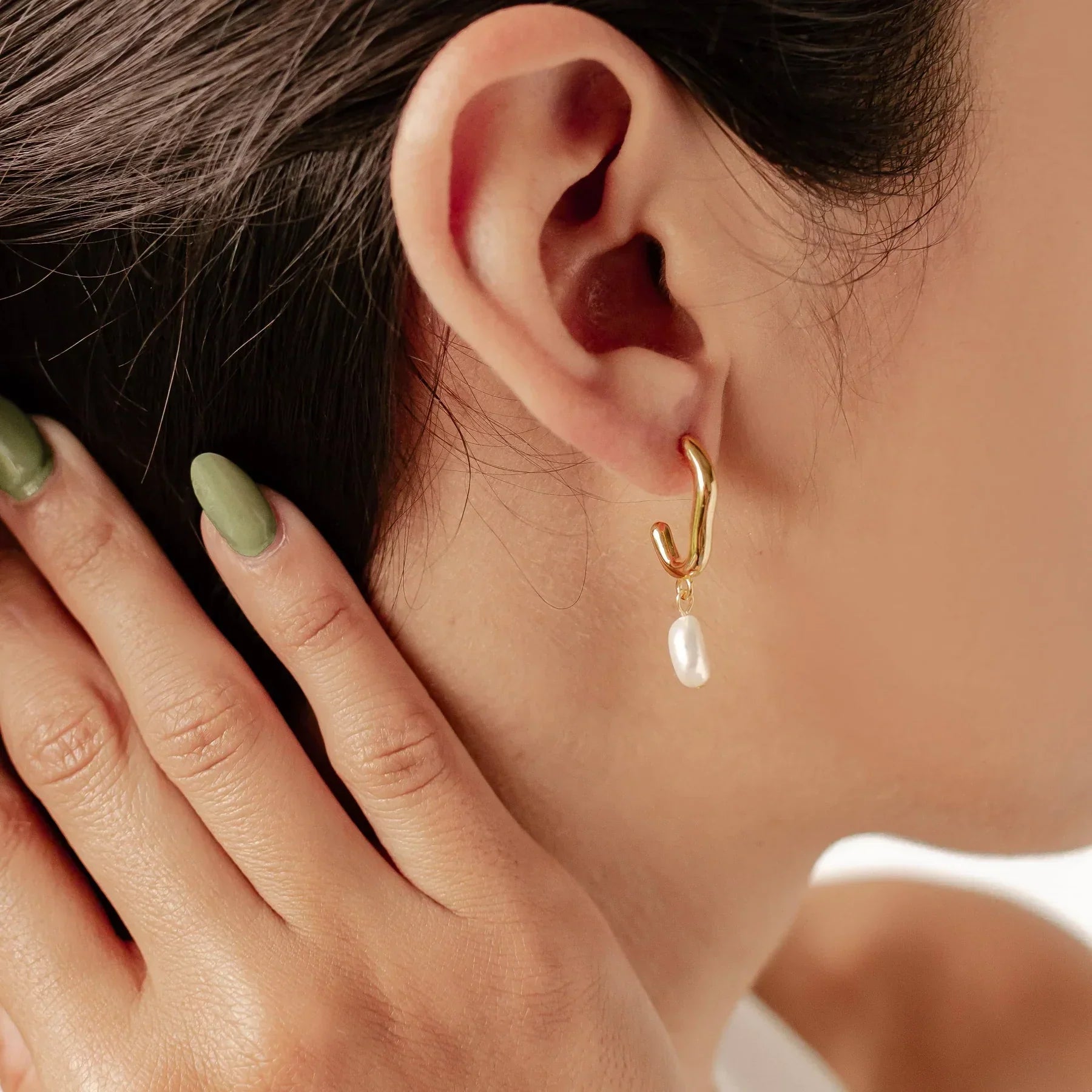 How to Wear Hoop Earrings Like a Fashion Blogger