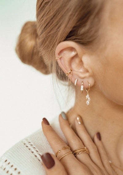 Klassischer Ear Cuff Ohrring mit Kettchen Sterlingsilber in Gold