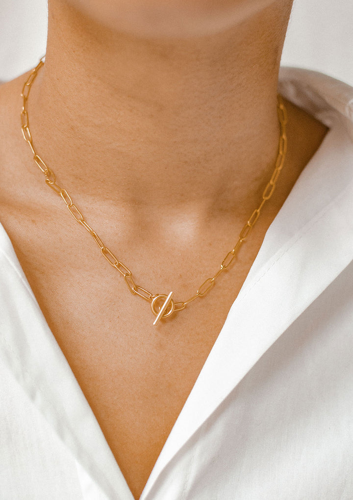 Collar Barra T con Cadena Gruesa en Oro