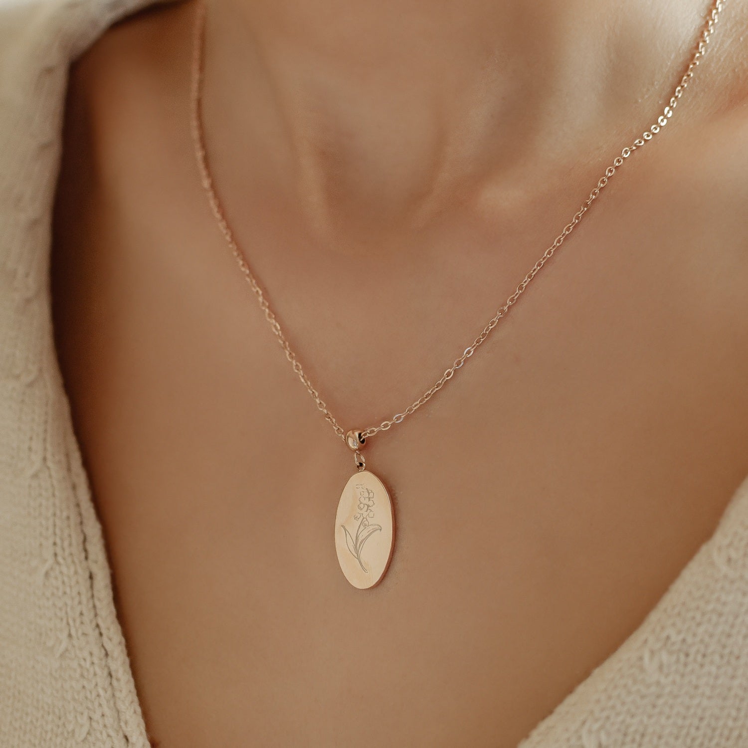 Pendentif Oval Fleur de Naissance