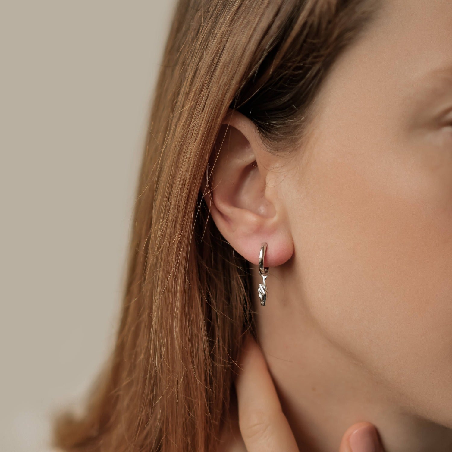 Gekreuzte Finger Huggie Ohrringe aus Sterlingsilber