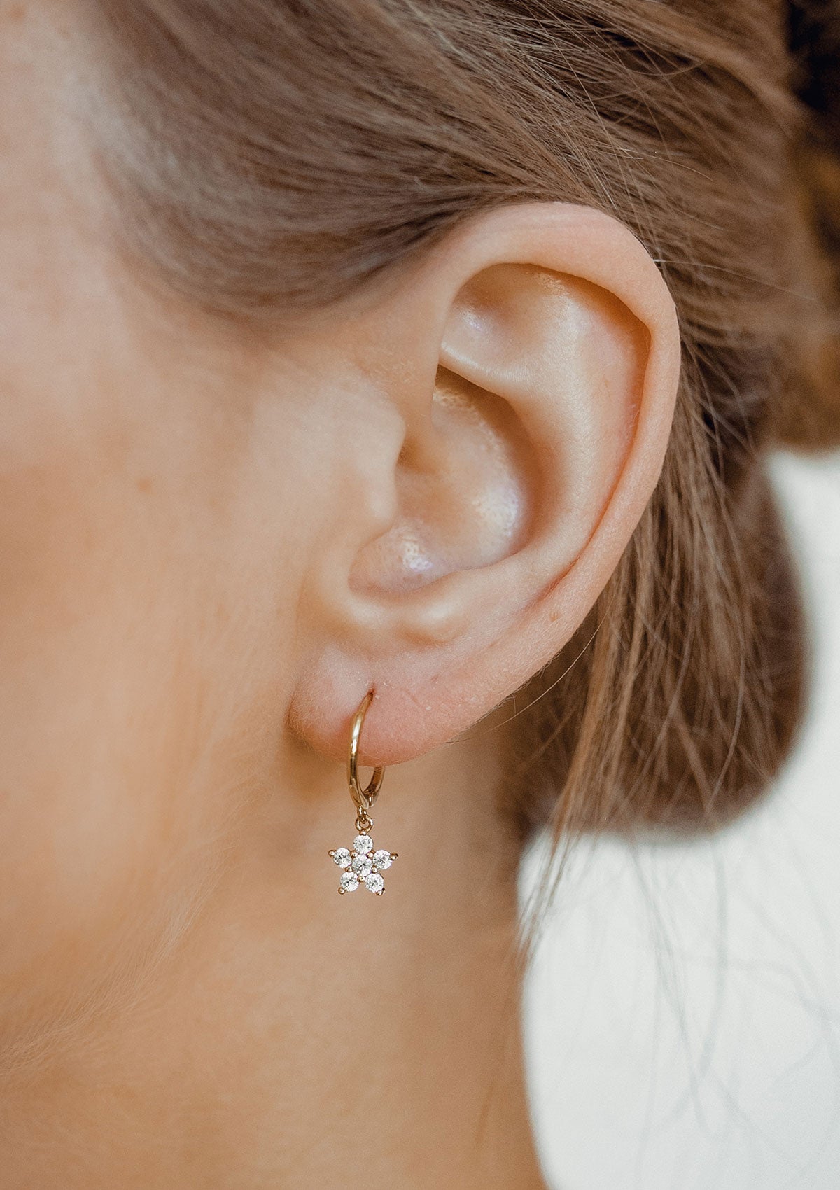 Pendientes Huggie Florecilla Plata de Ley 925 en Oro