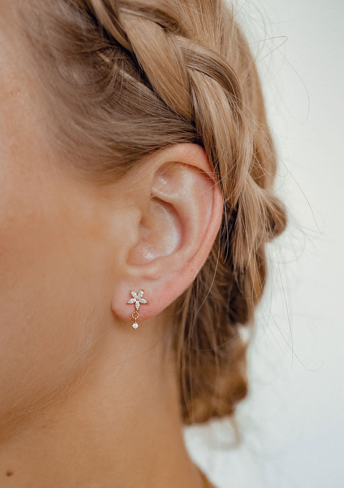 Gänseblümchen Ohrstecker mit Zirkon Anhänger aus Sterling Silber in Gold