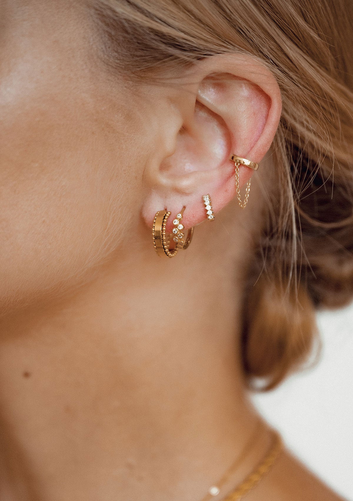 Boucles d'Oreilles Bande Perlée en Or