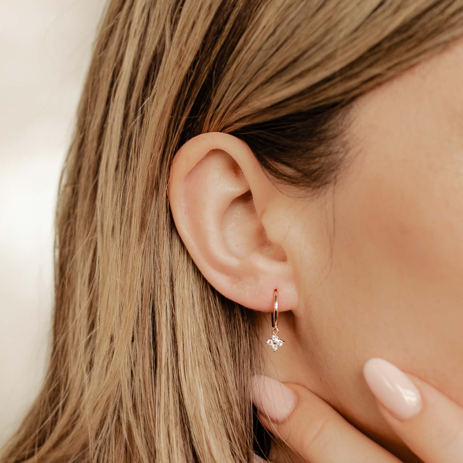 Pendientes Huggie con Gema de Plata de Ley 925