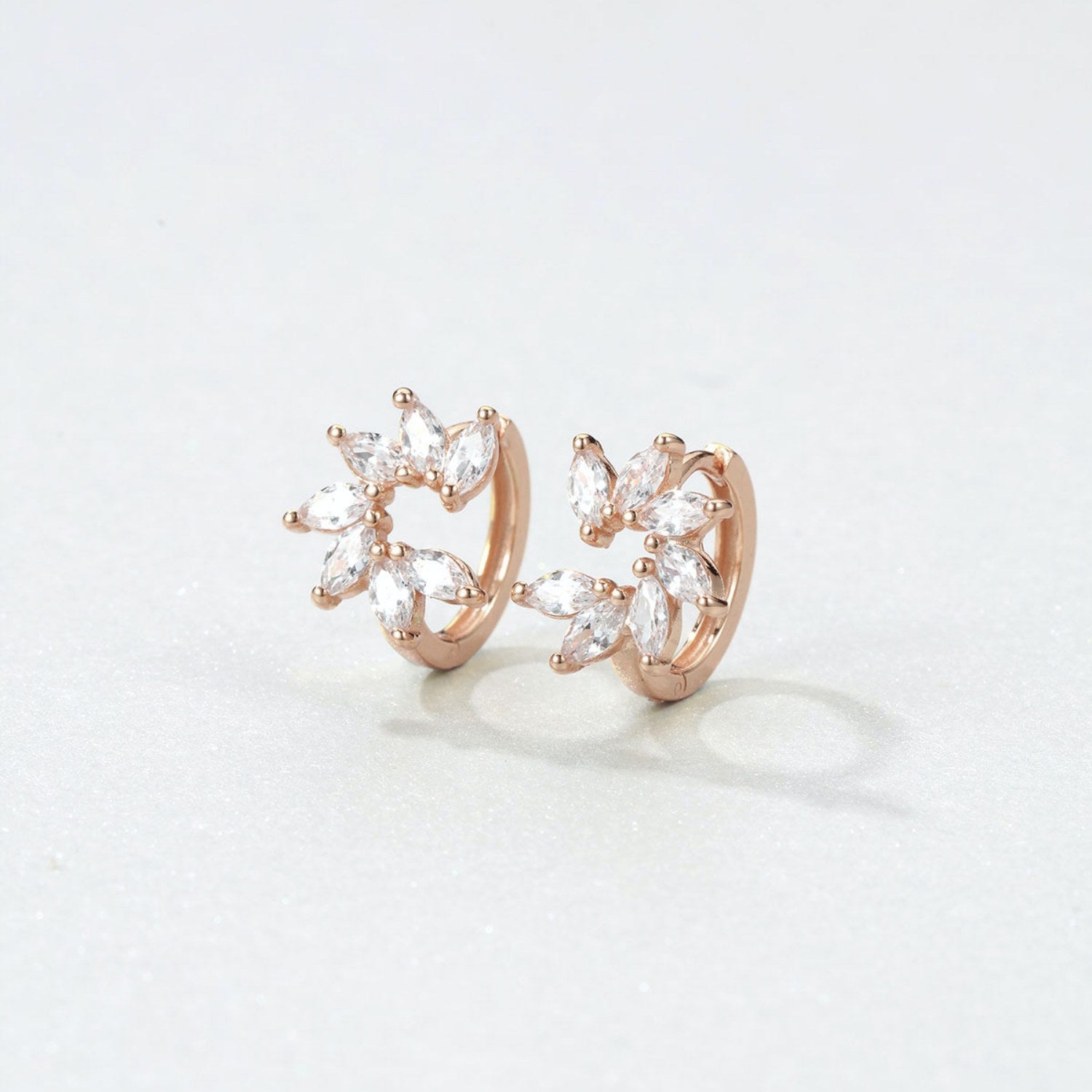 Pendientes Huggie Pétalo de Gema Plata de Ley 925