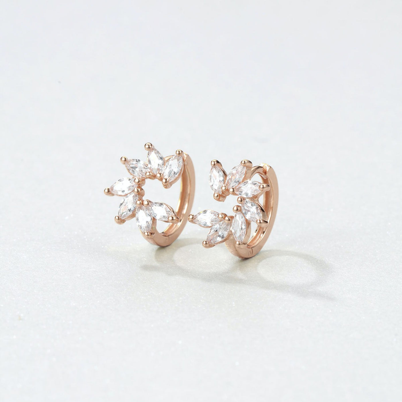 Pendientes Huggie Pétalo de Gema Plata de Ley 925