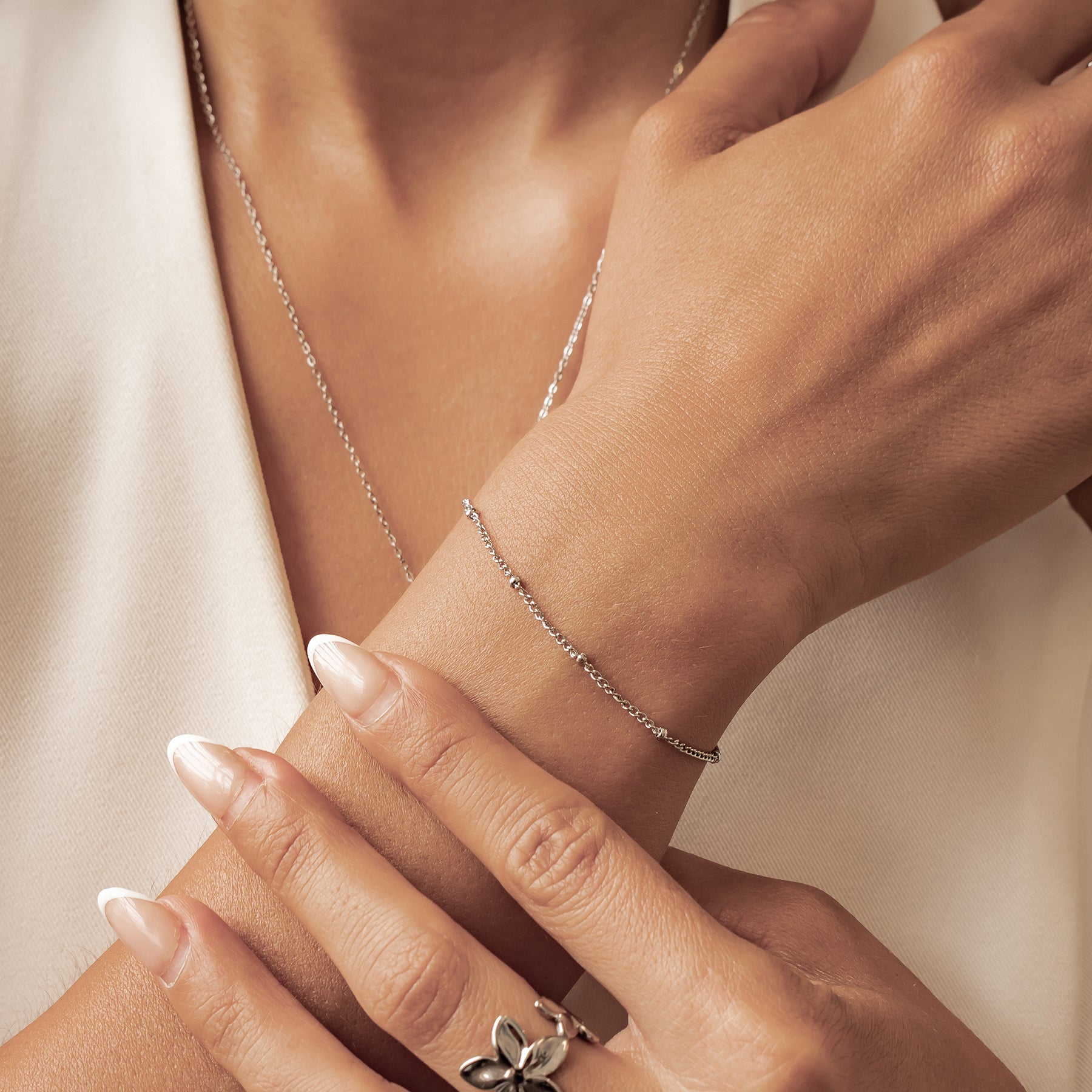 Zartes Perlenketten-Armband aus Edelstahl – Wasserfest