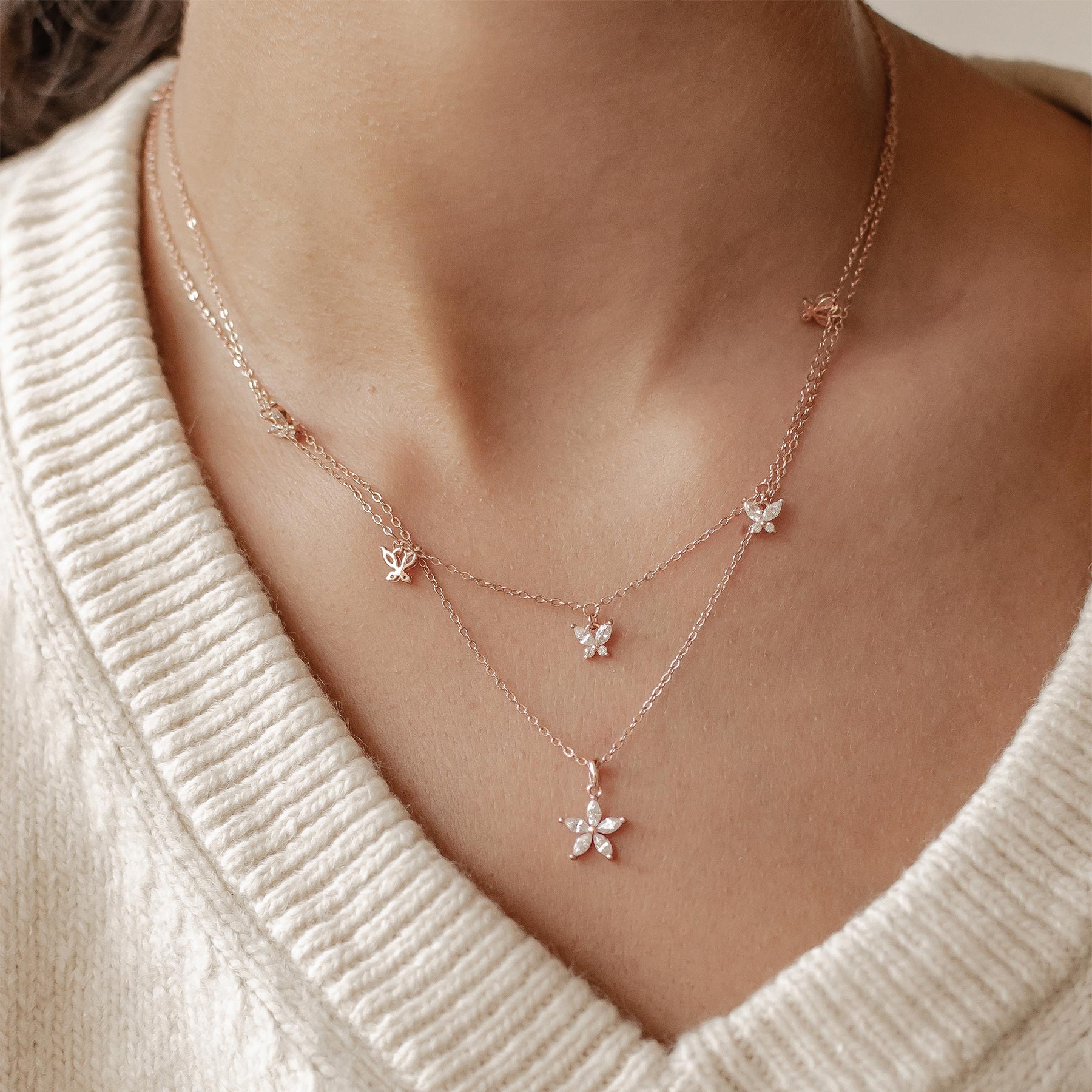 Conjunto de Collares con Margaritas y Mariposas en Oro