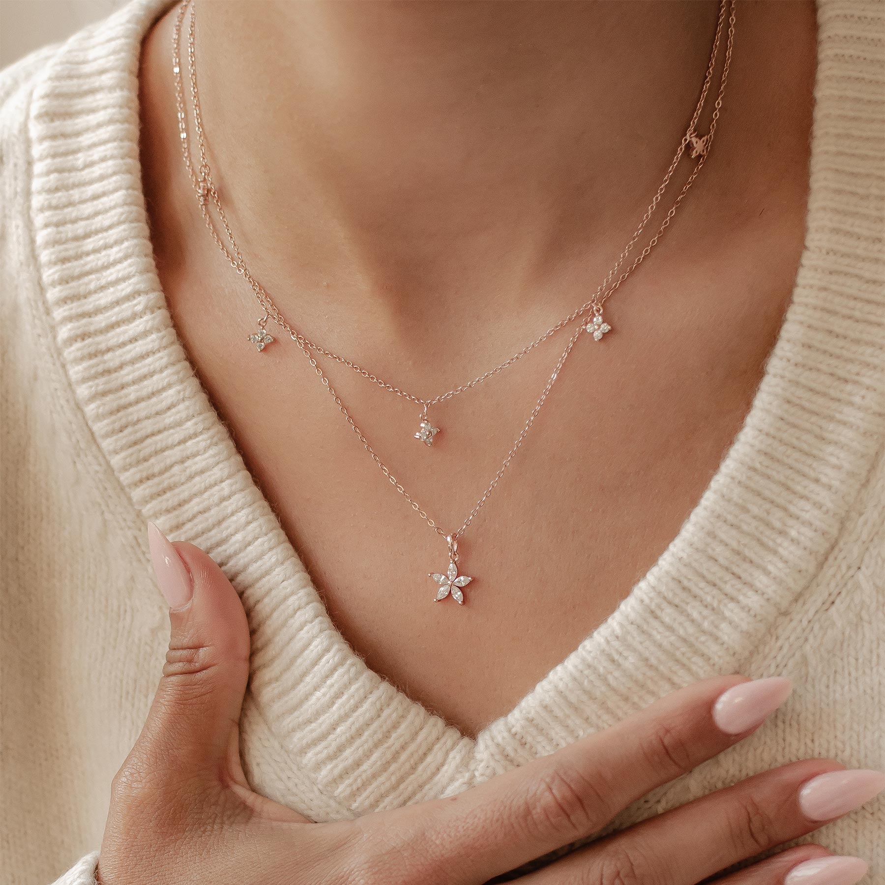 Conjunto de Collares con Margaritas y Mariposas en Oro