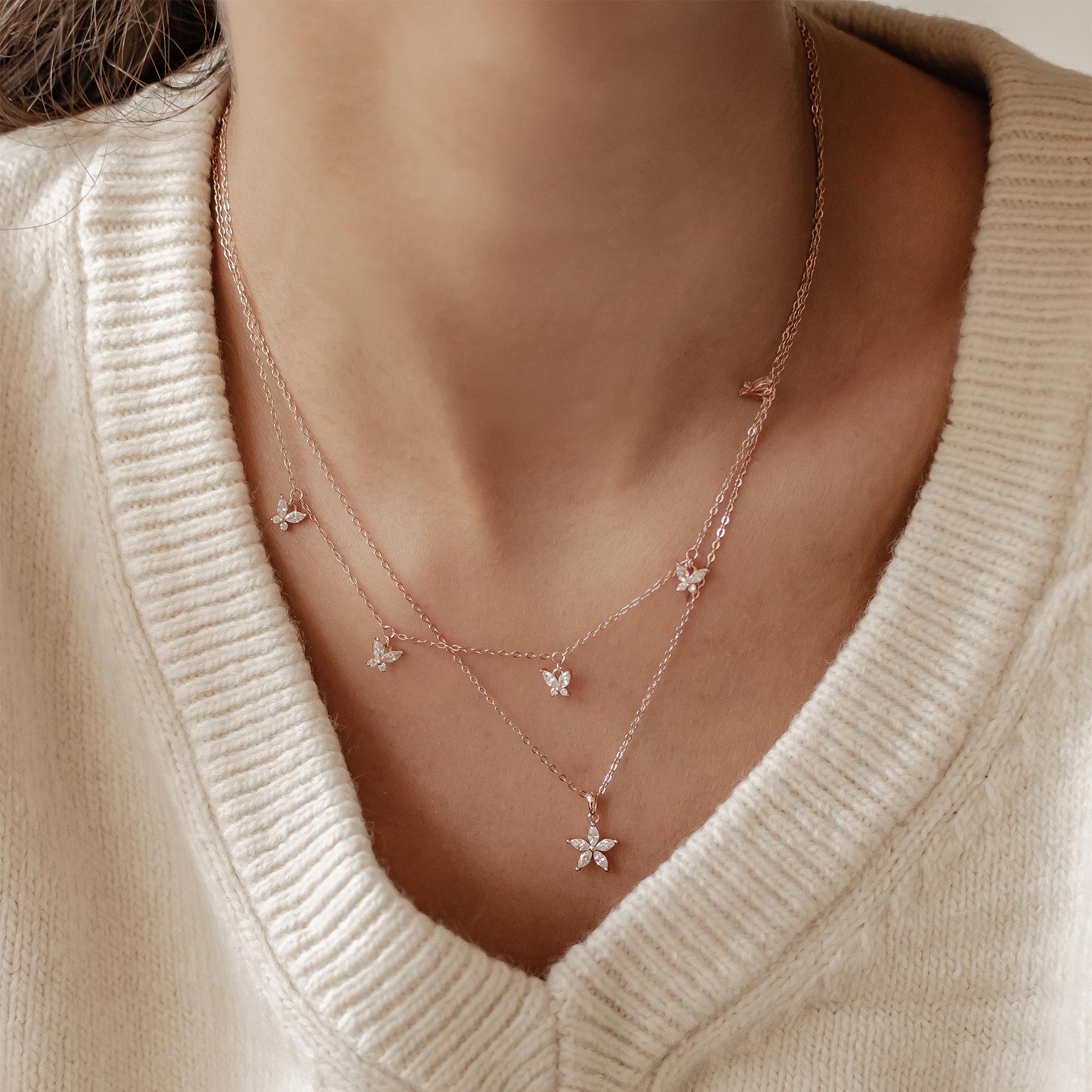 Conjunto de Collares con Margaritas y Mariposas en Oro