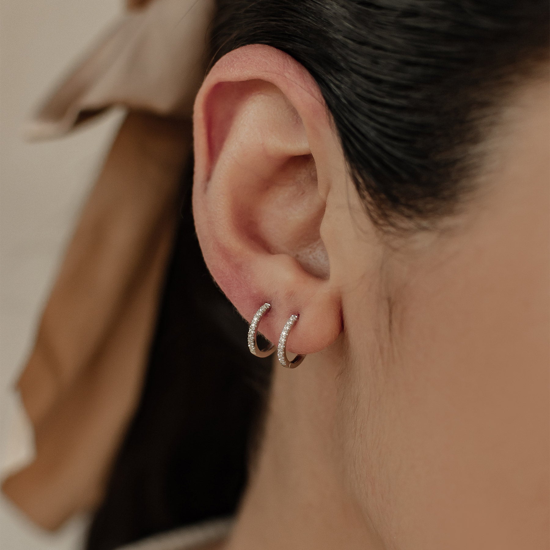 Pendientes Huggie Endless Shine Oro Macizo 14K